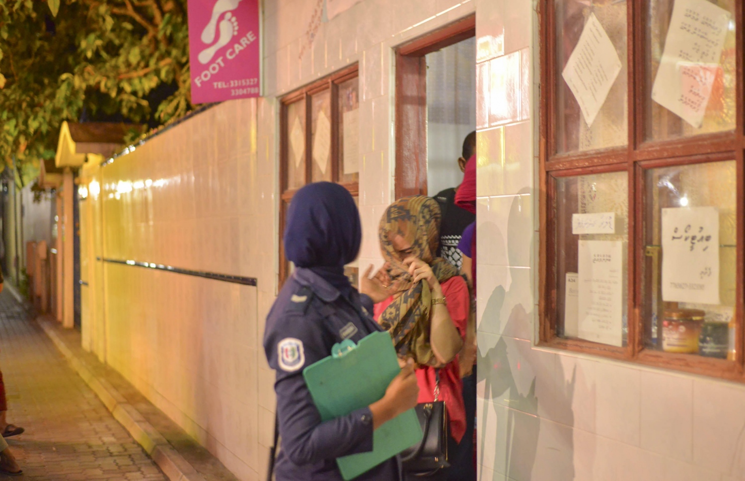 ހަށިވިއްކި ކަމުގެ ތުހުމަތުގައި އޯގަސްޓް 4، 2016 ގައި ހައްޔަރުކުރި ބަޔަކު ފުލުހުންގެ ބެލުމުގެ ދަށަށް ގެންދަނީ. --ފޮޓޯ: އިބްރާހިމް އައްސަދު