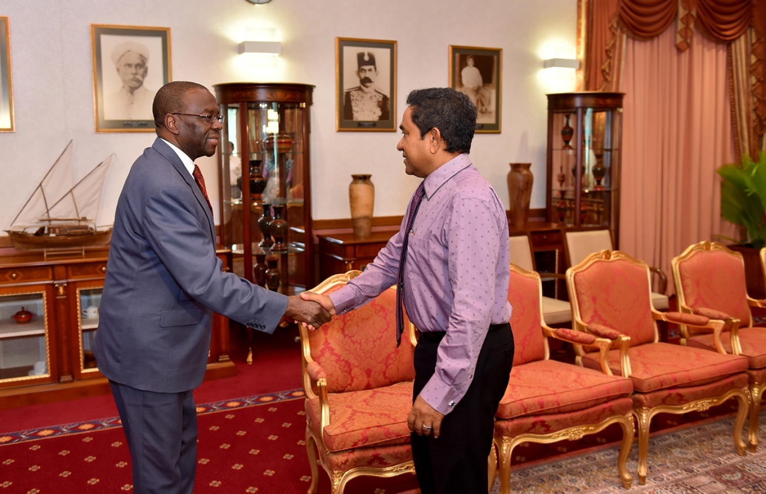 ރައީސާއި ކޮމަންވެލްތުގެ މަންދޫބު މިދިޔަ މަހު ބޭއްވެވި ބައްދަލުކުރެއްވުމުގައި ދެ ބޭފުޅުން ސަލާމް ކުރައްވަނީ.-- ފޮޓޯ: ރައީސް އޮފީސް