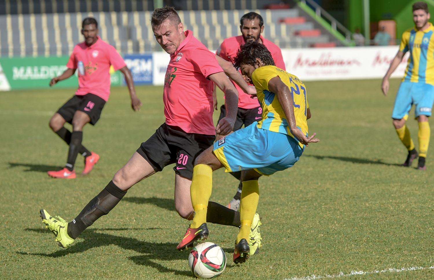 ދިވެހި ޕްރިމިއާ ލީގުގައި ވެލެންސިޔާ އާއި ޔުނައިޓެޑް ވިކްޓަރީ ބައްދަލުކުރި މެޗުގެ ތެރެއިން.. ފޮޓޯ: ނިޝާން އަލީ/މިހާރު