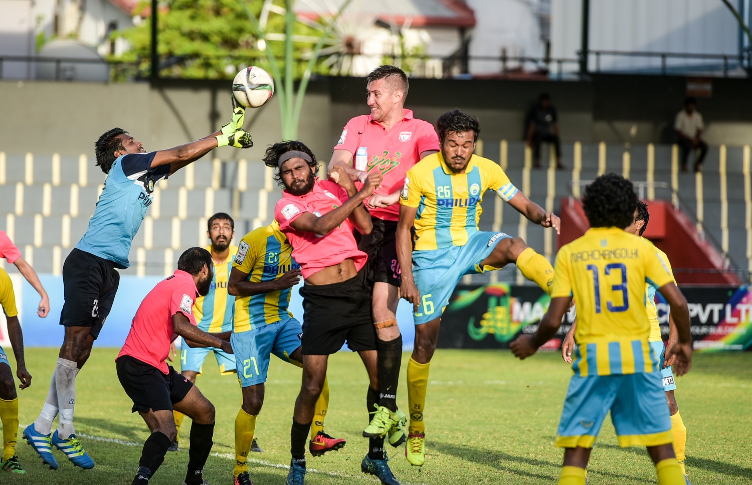 ޔުނައިޓެޑް ވިކްޓަރީގެ ކޯނަރެއް ޑިފެންސް ކުރުމަށް ވެލެންސިއާ ކުޅުންތެރިން މަސައްކަތްކުރަނީ.-- ފޮޓޯ: ނިޝާން އަލީ/މިހާރު