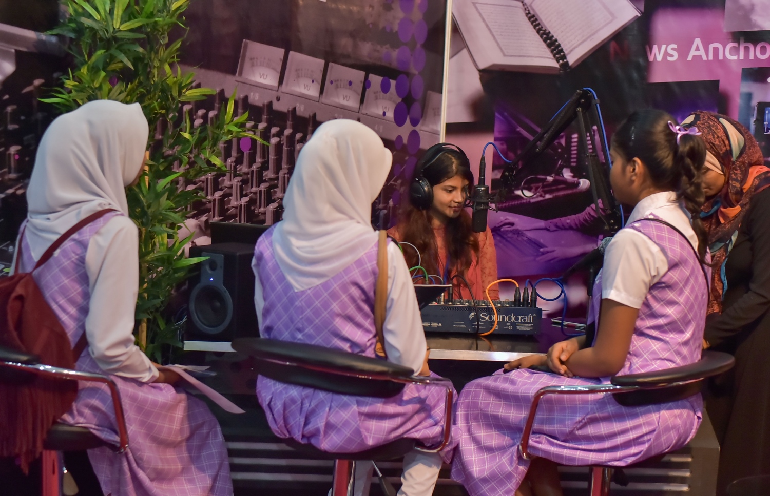 ޒުވާނުންނަށް ހުރި ފުރުސަތުތައް ދައްކާލަން ބޭއްވި ޔޫތު ޗެލެންޖްގައި ދަރިވަރުން މައުލޫމާތު ހޯދަނީ