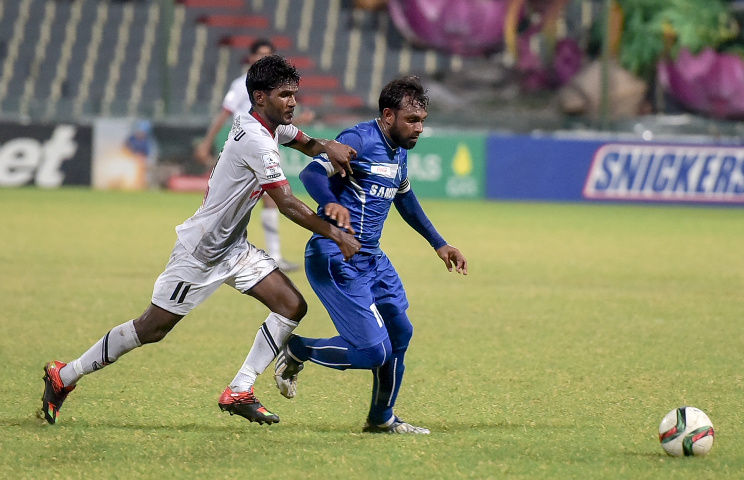 ނިއުގެ ނިޔާ (ކ) އަތުން ބޯޅަ ހޯދަން ޓީސީގެ ބޮންޑާ މަސައްކަތްކުރަނީ. --ފޮޓޯ: ނިޝާން އަލީ/ މިހާރު