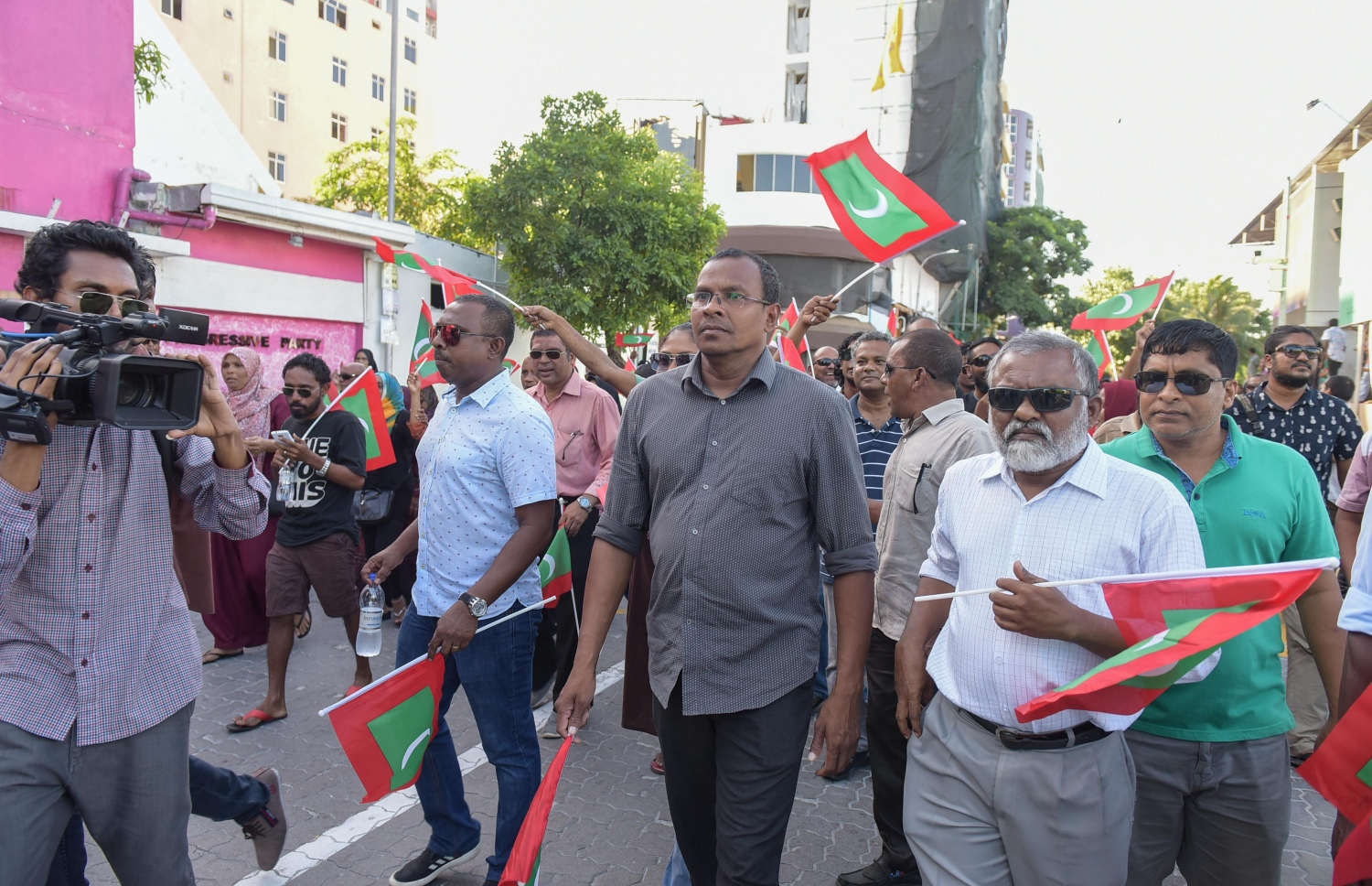 އެމްޑީޕީ އާއި އިދިކޮޅު އިއްތިހާދު ގުޅިގެން މާލޭގައި ބޭއްވި އެއްވުމެއްގައި ބަޔަކު ބައިވެރިވަނީ. ގިނަ އަދަދެއްގެ ފޯމު ޕްރޮސެސް ނުވާތީ އެމްޑީޕީން ވަނީ ކަންބޮޑުވެފައި. ފޮޓޯ: މުހައްމަދު ޝަރުހާން/މިހާރު