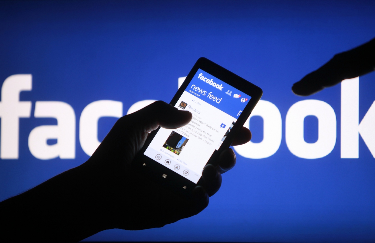 މީހަކު ފޭސްބުކް ބޭނުން ކުރަނީ: ސޯޝަލް މީޑިއާގައި މީހުން ބޭޒާރު ކުރާ މައްސަލަ ބޮޑު--