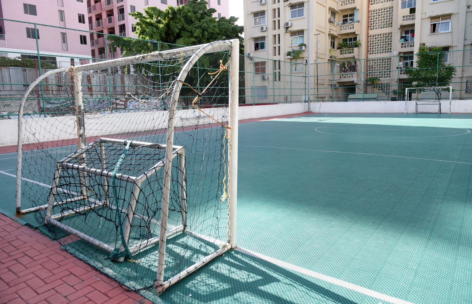 ފްލެޓް ފުޓްސަލް ދަނޑު: އެ ދަނޑުގެ މެޓަށް ވަނީ ގެއްލުން ލިބިފައި.-- ފޮޓޯ: ނިޝާން އަލީ/ މިހާރު