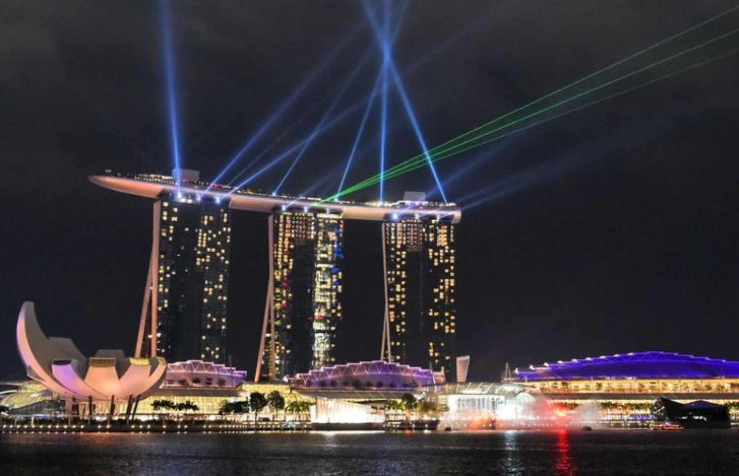 ސިންގަޕޫރުގެ މެރީނާ ބޭ ސޭންޑްސް އަކީ އެ ގައުމުގައި އެންމެ ގިނައިން ޓޫރިސްޓުން އުޅޭ ސަރަހައްދު.