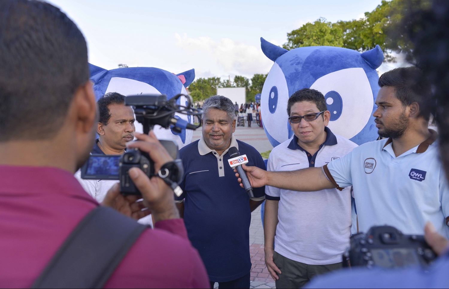 އައުލް ކޮފީ ތައާރަފްކުރުމަށް ބޭއްވި އިވެންޓަށްފަހު ބީއެޗްއެމްގެ އިސްވެރިން މީޑިއާ ބައްދަލުކުރައްވަނީ. ފޮޓޯ: ބީއެޗްއެމް