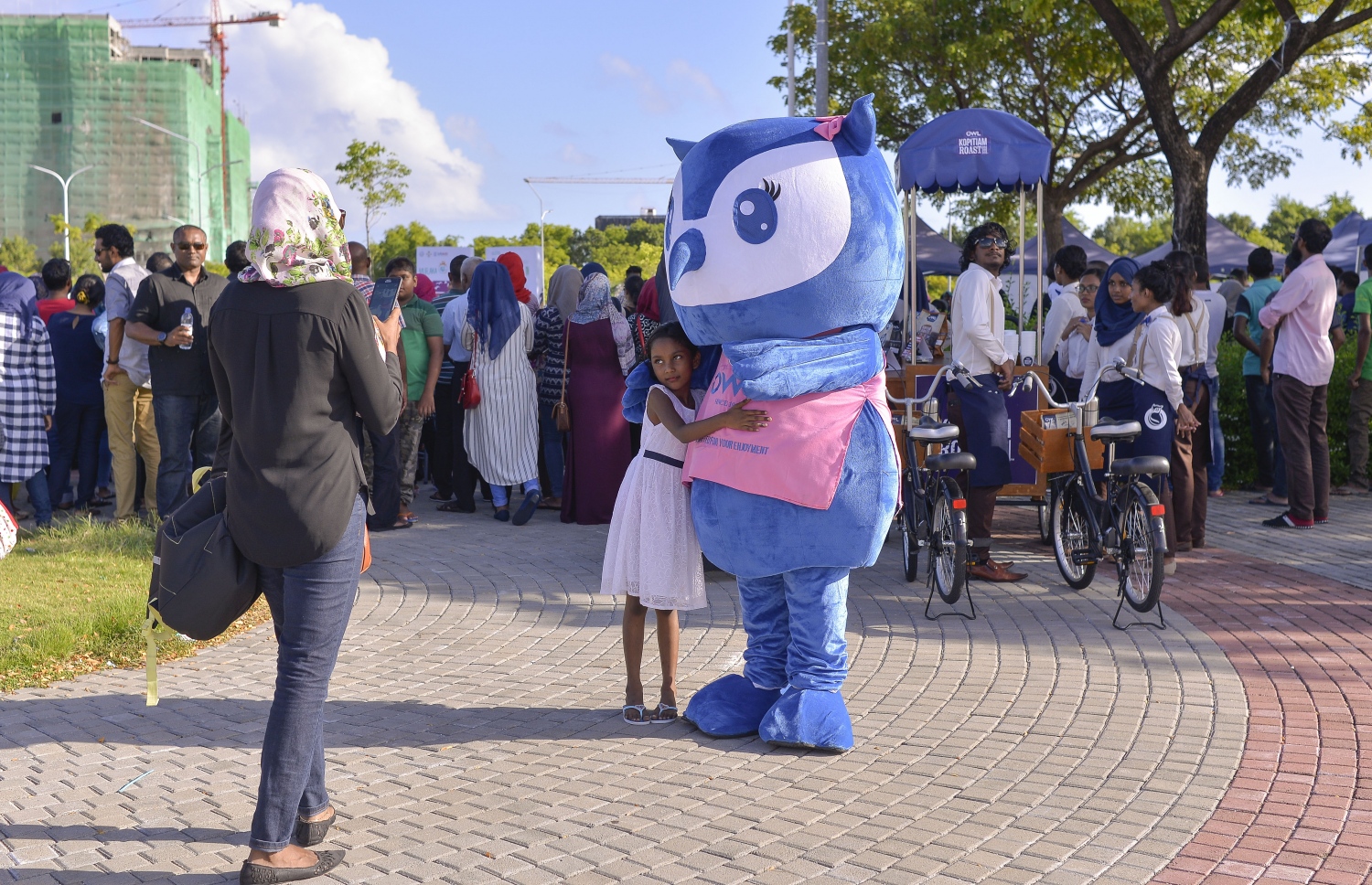 އައުލް ކޮފީ ތައާރަފްކުރުމަށް އިއްޔެ ހުޅުމާލޭގައި ބޭއްވި ހަރަކާތުގެ ތެރެއިން. ގިނަ އަދަދެއްގެ ބަޔަކު މި އިވެންޓްގައި ބައިވެރިވި. ފޮޓޯ: ބީއެޗްއެމް