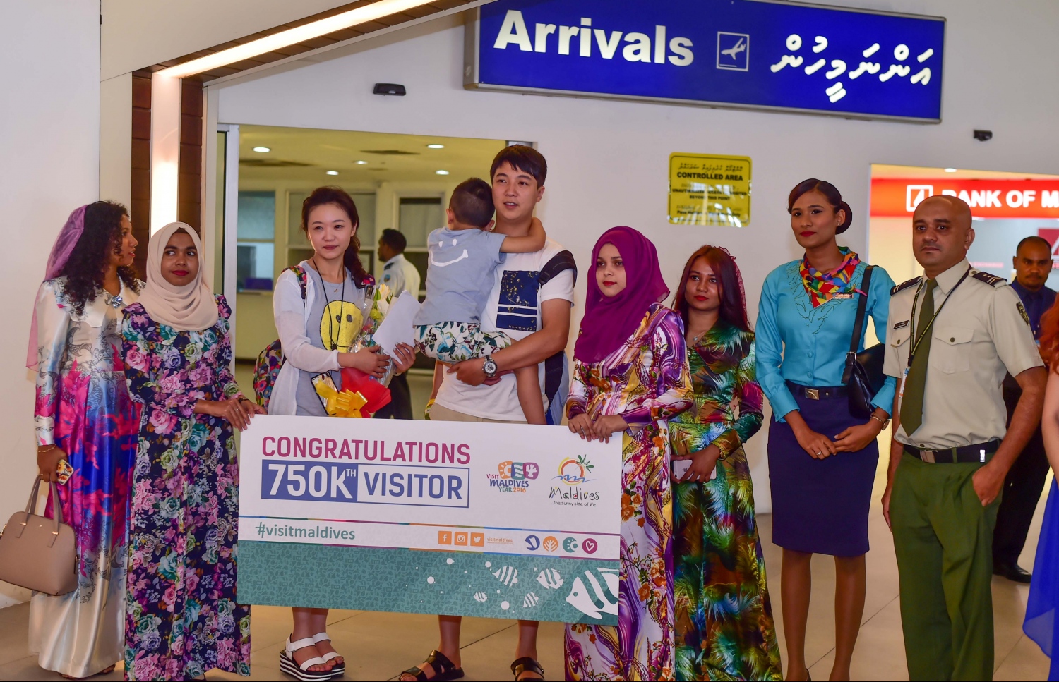 ރާއްޖެ އަށް ޒިޔާރަތްކުރި 750،000 ވަނަ ޓޫރިސްޓް މީހާއަށް މަރުހަބާ ކިޔުމަށް ޓޫރިޒަމް މިނިސްޓްރީ އާއި އެމްއެމްޕީއާރްސީގެ ފަރާތުން އެއާޕޯޓުގައި ބޭއްވި ހަރަކާތުގެ ތެރެއިން.-- ފޮޓޯ: މުހައްމަދު ޝަރުހާން/މިހާރު