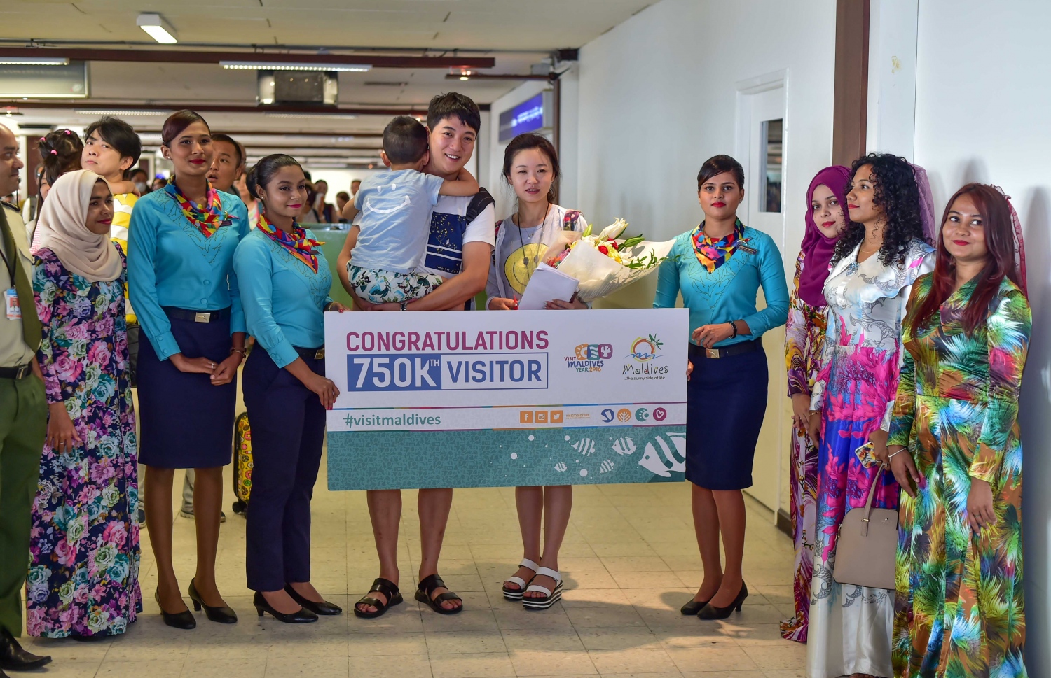 މިދިއަ އަހަރު ރާއްޖެ އައި 750،000 ވަނަ ފަތުރުވެރިޔާ އަށް މަރުހަބާ ކިޔަނީ: ޓޫރިޒަމްގައި ރާއްޖެ އަކީ ދުނިޔޭގެ ފެންވަރުގައި ވެސް މަޝްހޫރު ގައުމެއް