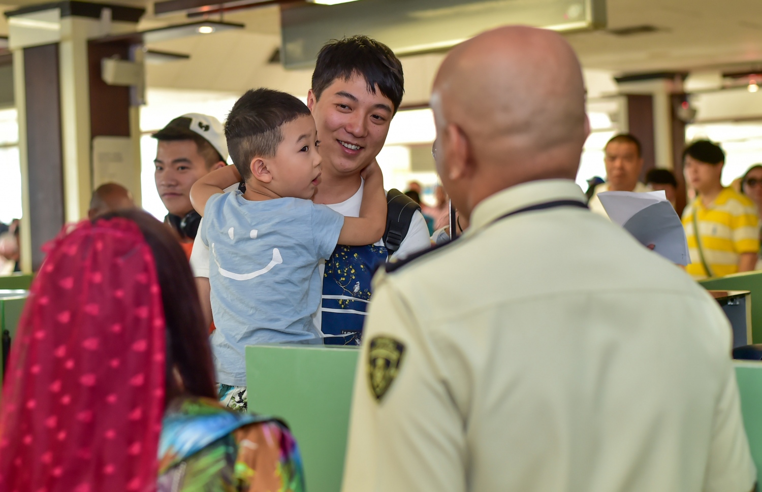 ރާއްޖެ އަށް ޒިޔާރަތްކުރި 750،000 ވަނަ ޓޫރިސްޓް މީހާ އެެއާޕޯޓްގެ އިމިގްރޭޝަންގައި މަޑުކޮށްލައިގެން.---ފޮޓޯ: މުހައްމަދު ޝަރުހާން /މިހާރު