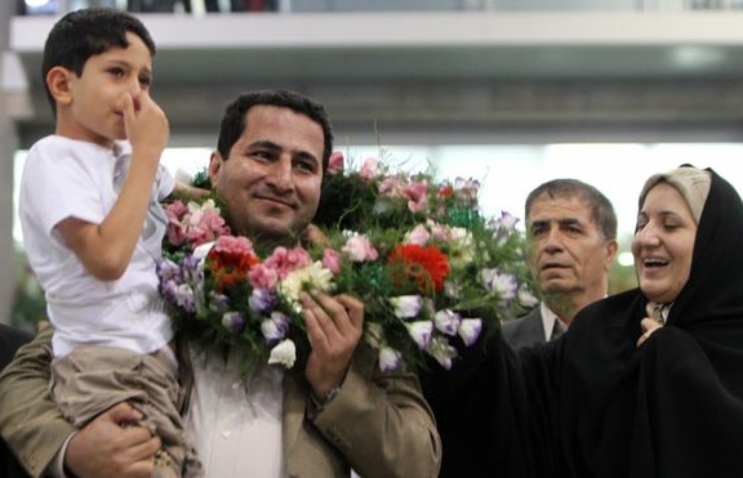 އީރާނުގެ ނިއުކްލިއާ ސައެންސްވެރިޔާ އެމެރިކާގައި އުޅުމަށް ފަހު 2010 ވަނަ އަހަރު ތެހެރާނަށް ދިއުމުން ހޫނު މަރުހަބާއެއް ކިޔާފައިވޭ. --ފޮޓޯ:އޭއެފްޕީ