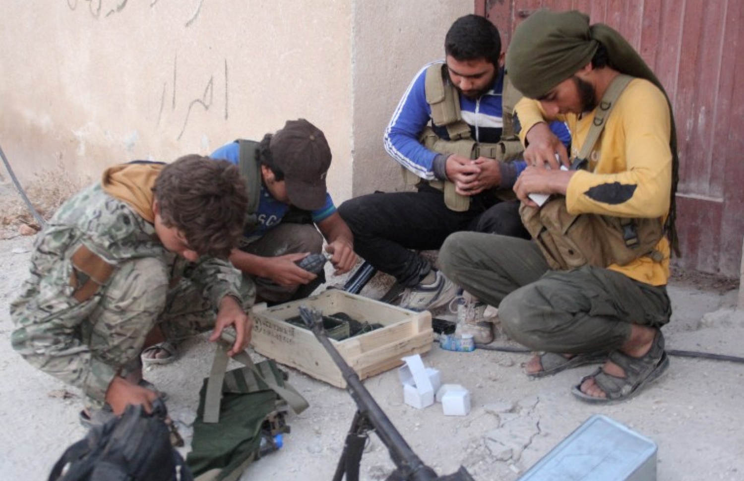 ސީރިއާ ސަރުކާރާ ދެކޮޅަށް ހަނގުރާމަ ކުރާ ކުރީގެ ނުސްރާ ފްރަންޓް ނުވަތަ ފާތިހު އަލް ޝާމް ފްރަންޓްގެ ހަނގުރާމަވެރިން ހަމަލާއަކަށް ތައްޔާރު ވަނީ. --ފޮޓޯ:އޭއެފްޕީ