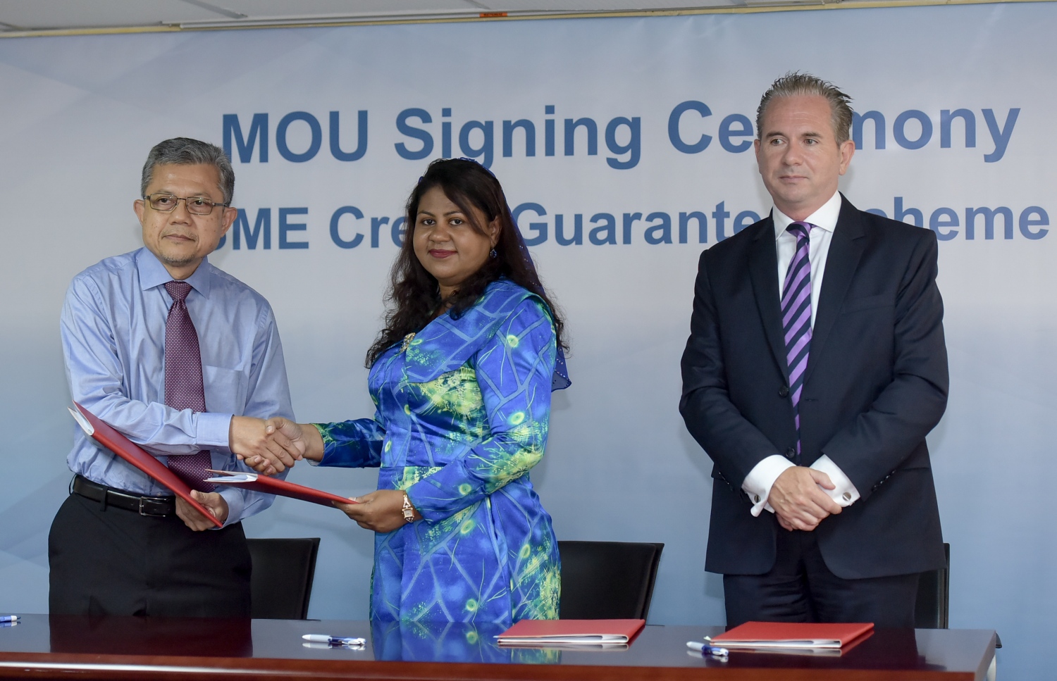 ކުރީގެ ގަވަރުނަރު އަޒީމާއާ އެކު ބީއެމްއެލްގެ ސީއީއޯ އަދި އިސްލާމިކް ބޭންކުގެ މެނޭޖިން ޑިރެކްޓަރު، ބޭންކުތަކުގެ އިސް މަގާމުތަކަށް ދިވެހިން މިހާރު ވަނީ އައްޔަންކޮށްފައި -- ފޮޓޯ: މިހާރު