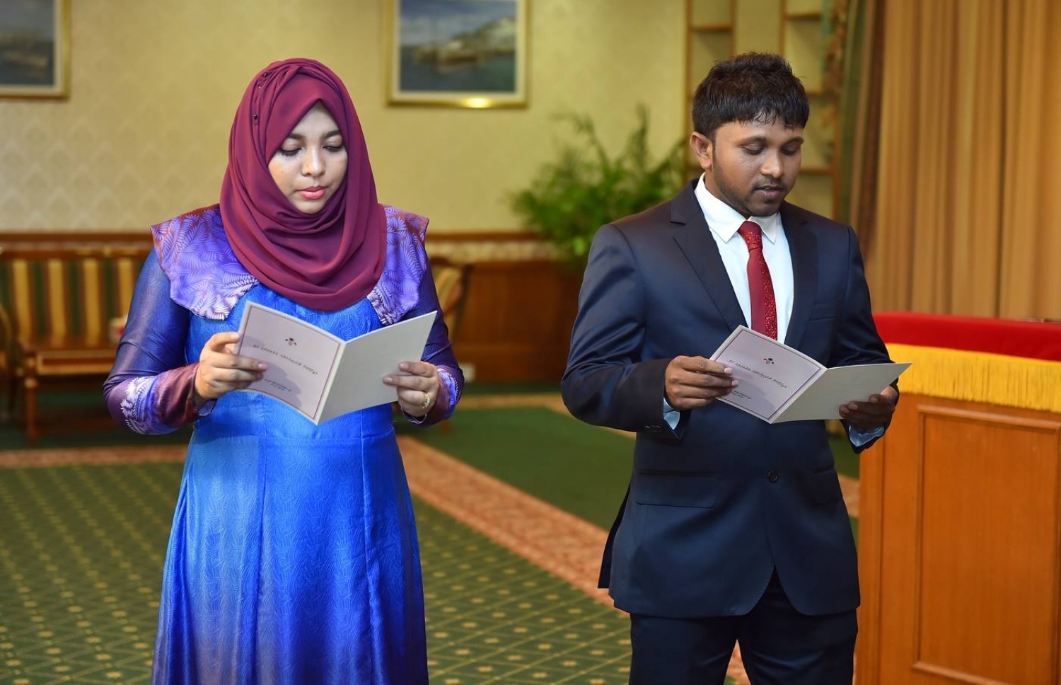 ޓްރައިބިއުނަލްގެ މެމްބަރުކަމަށް އައްޔަން ކުރެއްވި ޜިޝްފާ (ވ) އަދި ޒާލިފް.---ފޮޓޯ: ރައީސް އޮފީސް