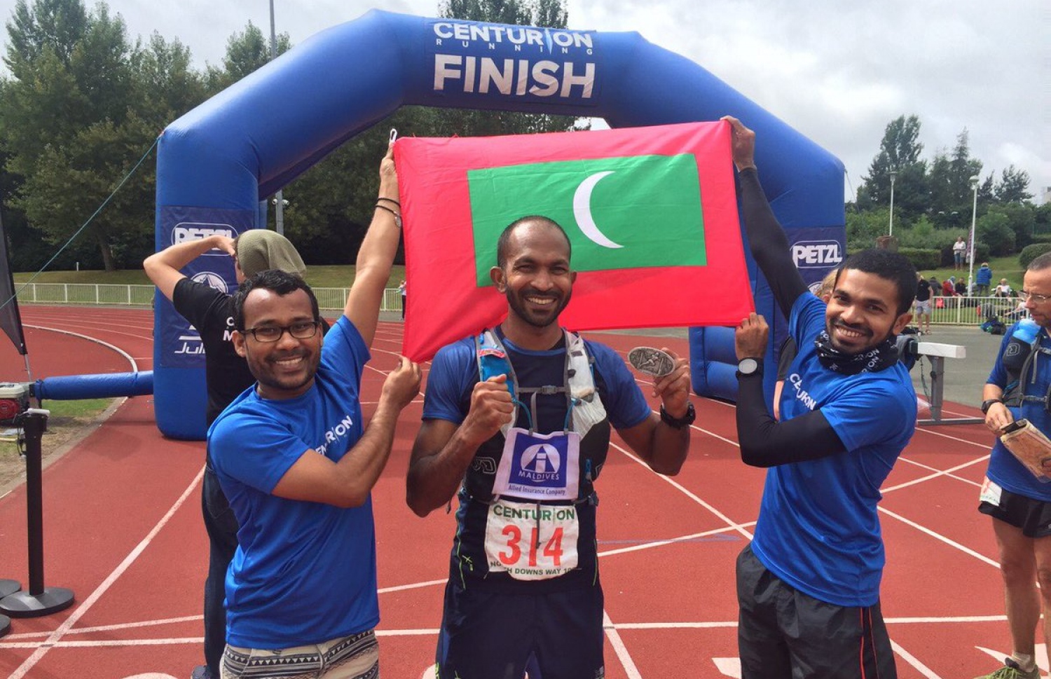 އާތިފް (މ) ރޭސް ނިންމުމަށް ފަހު އޭނާގެ ކޮއްކޮ ސުޖާ (ކ) އާއި ޑރ. މާލިކްއާ އެކު މެޑަލް ހިފައިގެން.