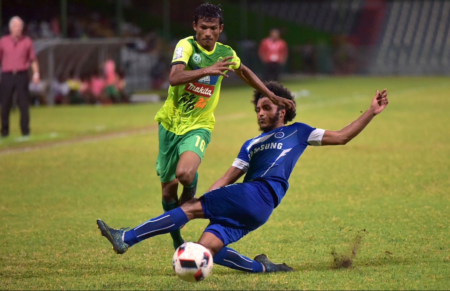 އުރީދޫ ދިވެހި ޕްރިމިއާ ލީގުގައި ނިއުގެ ކަރަމް (ކ) ކައިިރިން މާޒިޔާގެ ބޮކުރީ ބޯޅަ ހިފައިގެންދަނީ.-- ފޮޓޯ: ނިޝާން އަލީ/ މިހާރު