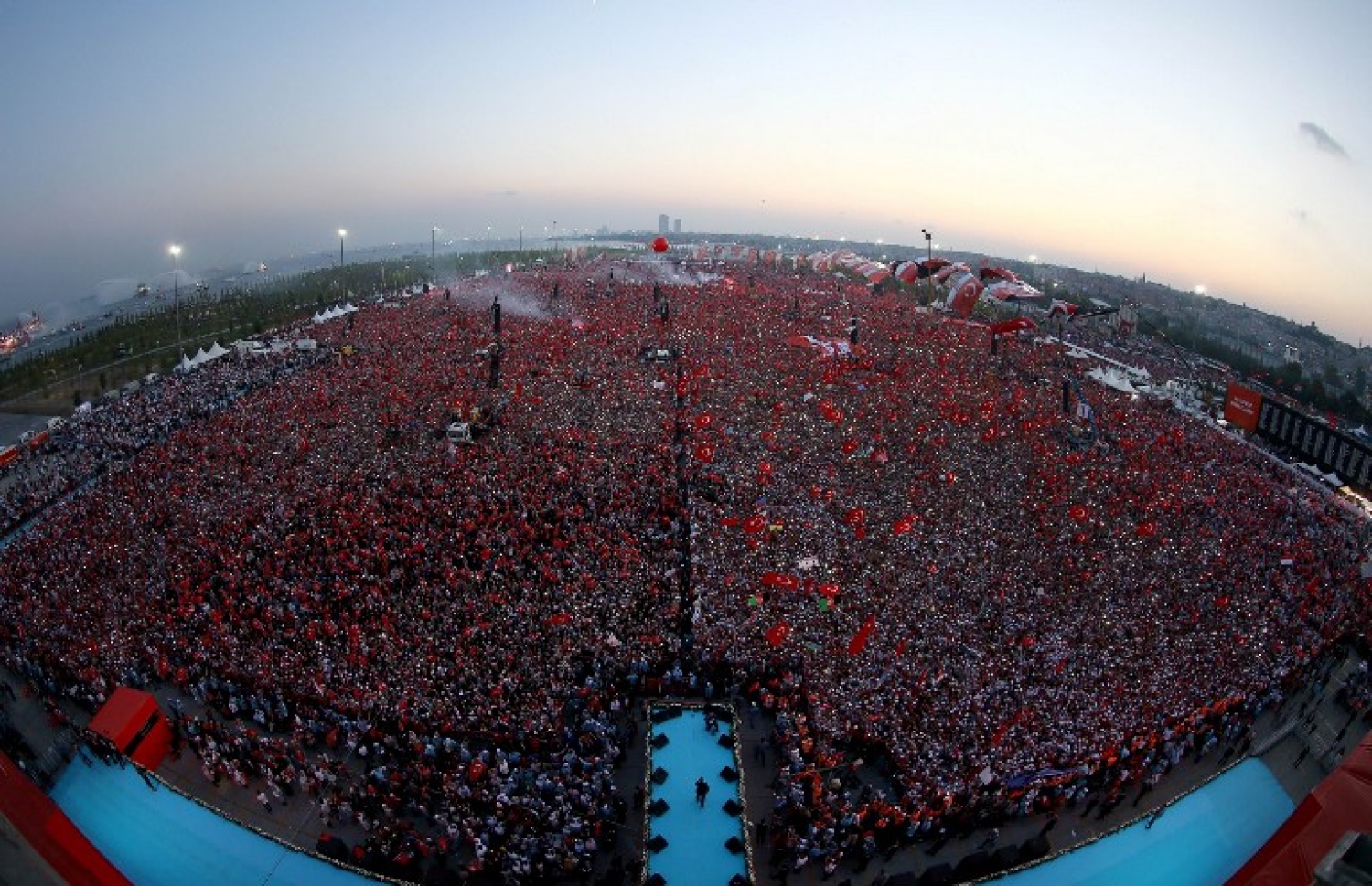 ތުރުކީ ސަރުކާރަށް ތާއީދުކޮށް ބޭއްވި އެއްވުމުގައި އެތައް ލައްކަ ބަޔަކު ބައިވެރިވަނީ. --ފޮޓޯ:އޭއެފްޕީ