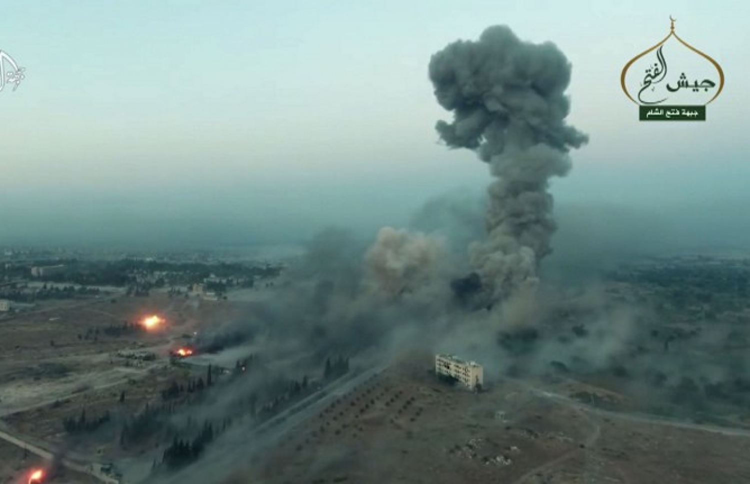 ހަލަބުގެ ދެކުނުގައި ފަތުހުއް ޝާމް ފްރަންޓުން ދިން ހަމަލާއެއްގައި ދުން އަރަނީ. --ފޮޓޯ:އޭއެފްޕީ