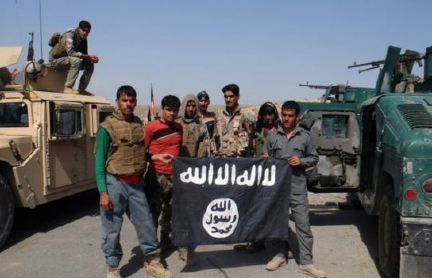 ކާބުލްގެ އިރުން އޮންނަ ޖަލާލުއާބާދުގައި މި މަހު ކުރީކޮޅު އައިއެސްގެ މައްޗަށް ކުރި ހޯދާފައިވާ ކަމަށް އަފްޣާން ސިފައިން ވަނީ ބުނެފައި. --ފޮޓޯ:ބީބީސީ