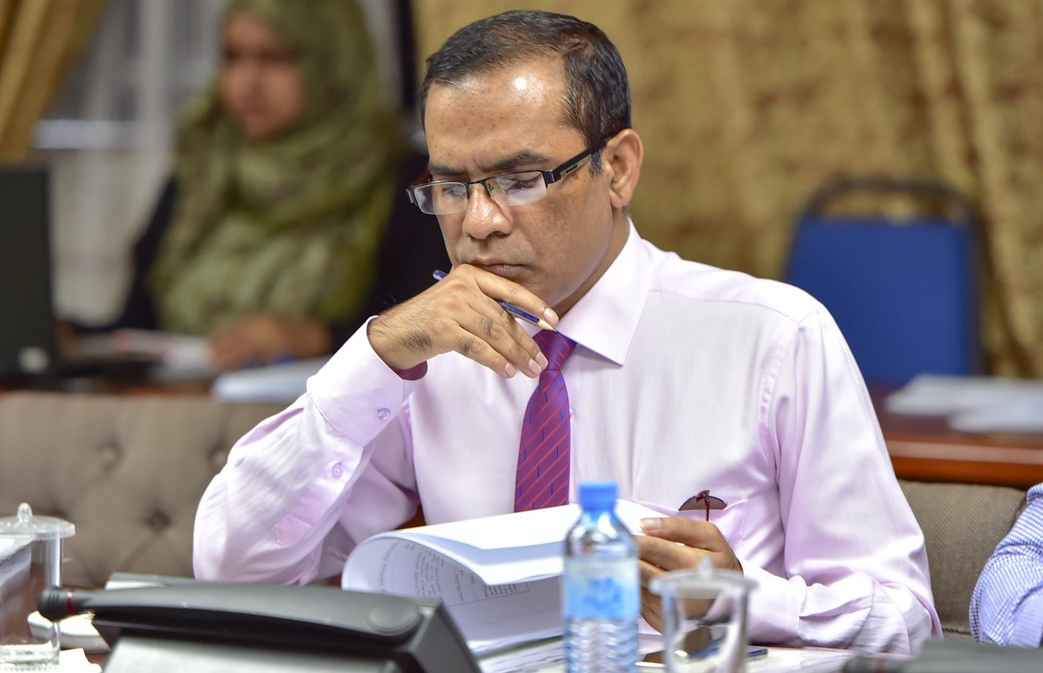 އަބުރުގެ ބިލު މަޖިލީހަށް ހުށަހެޅުއްވި ޖައުފަރު ކޮމެޓީގެ ބައްދަލުވުމެއްގައި.---- ފޮޓޯ: މުހައްމަދު ޝަރުހާން/ މިހާރު