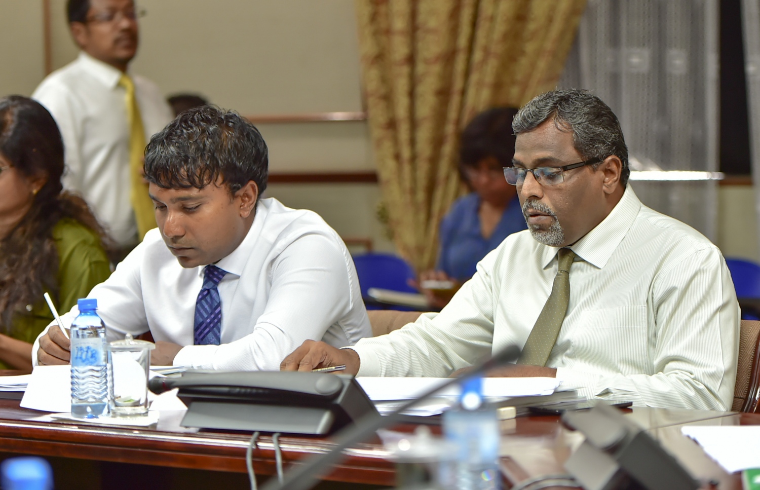 ހިޔާލު ފާޅުކުރުމުގެ މިނިވަންކަން ހުއްޓުވާ ބިލް ދިރާސާކުރާ ކޮމިޓީގައި ހިމެނިވަޑައިގަނަންވާ ޖުމްހޫރީ ޕާޓީގެ ދެ މެމްބަރުން ކަމަށްވާ ކެޔޮދޫ ދާއިރާގެ މޫސާ ނިޒާރާއި ދަގެނތި ދާއިރާގެ އިލްހާމް އަހުމަދު މިއަދުގެ ބައްދަލުވުމުގައި ބައިވެރިވެވަޑައިގަންނަވަނީ.---ފޮޓޯ: މުހައްމަދު ޝަރުހާން/މިހާރު