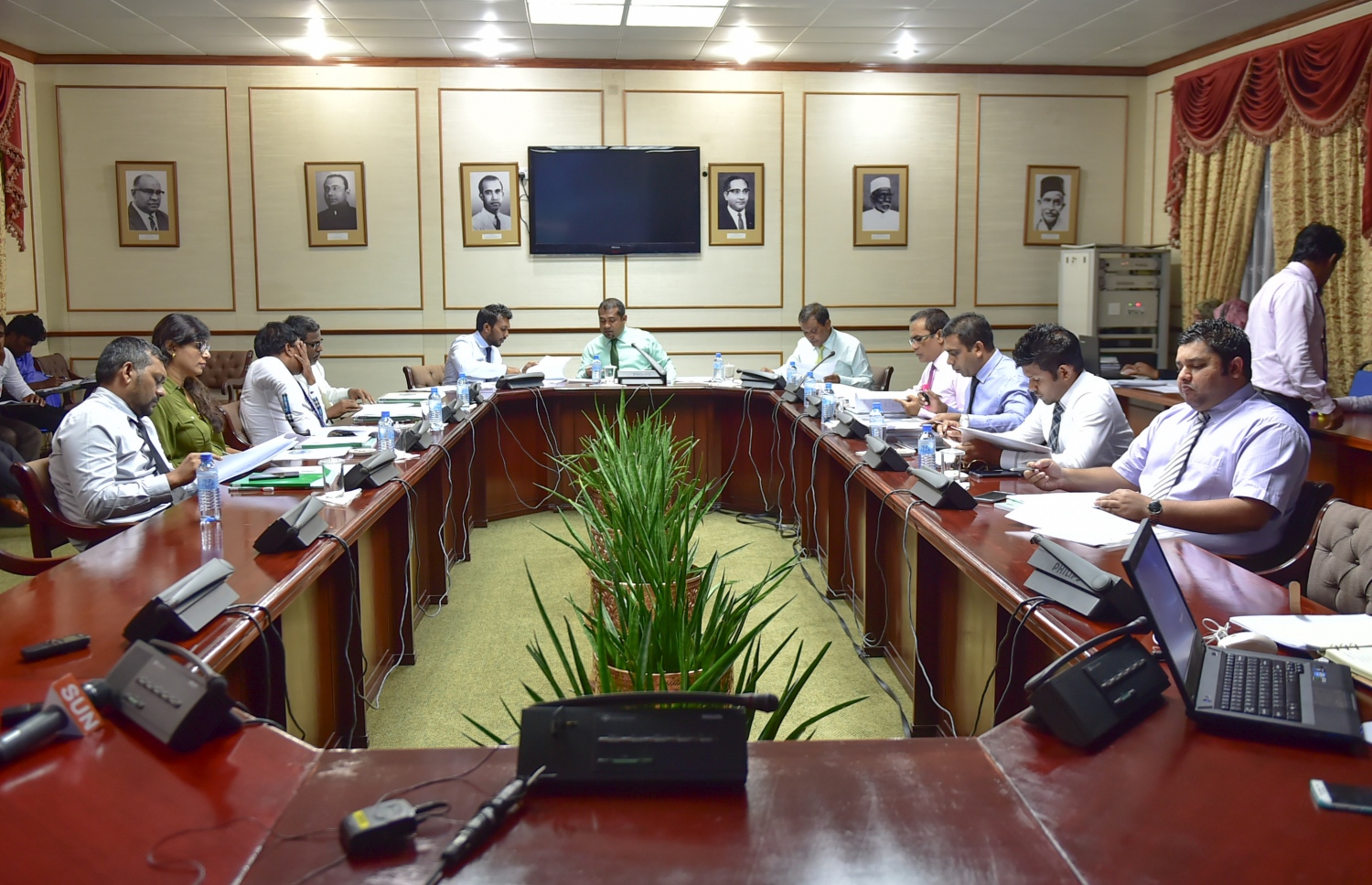 ހިޔާލުފާޅުކުރުން ހަނިކުރާ ބިލު ދިރާސާކުރި ކޮމެޓީގައި ހިމެނިވަޑައިގަންނަވާ 11 މެމްބަރުން: ހިޔާލު ފާޅުކުރުން ހުއްޓުވާ ބިލް ފާސްކުރީ ސަރުކާރުގެ ކޯލިޝަންގައި ހިމެނޭ ގިނަ މެމްބަރުންގެ ހިތްވަރާއެކު.--- ފޮޓޯ: މުހައްމަދު ޝަރުހާން / މިހާރު