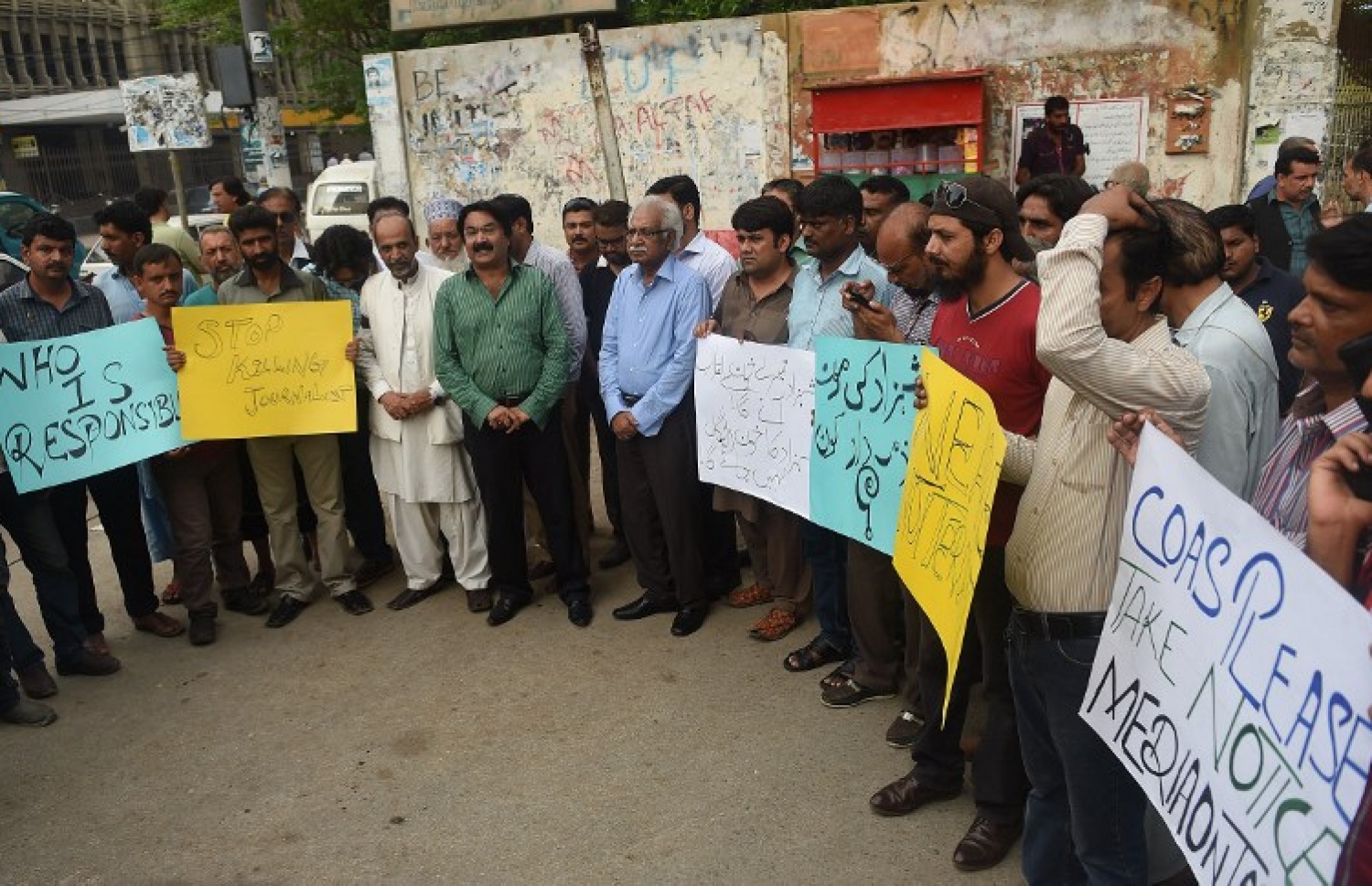 ގުއެއްތާގެ ހޮސްޕިޓަލުގައި ދިން ޖާނުންފިދާވުމުގެ ހަމަލާގައި ގިނަ އަދަދެއްގެ ވަކީލުން މަރުވުމާ ގުޅިގެން ޕާކިސްތާނުގެ ނޫސްވެރިން އަޑު އުފުލަނީ. --ފޮޓޯ:އޭއެފްޕީ