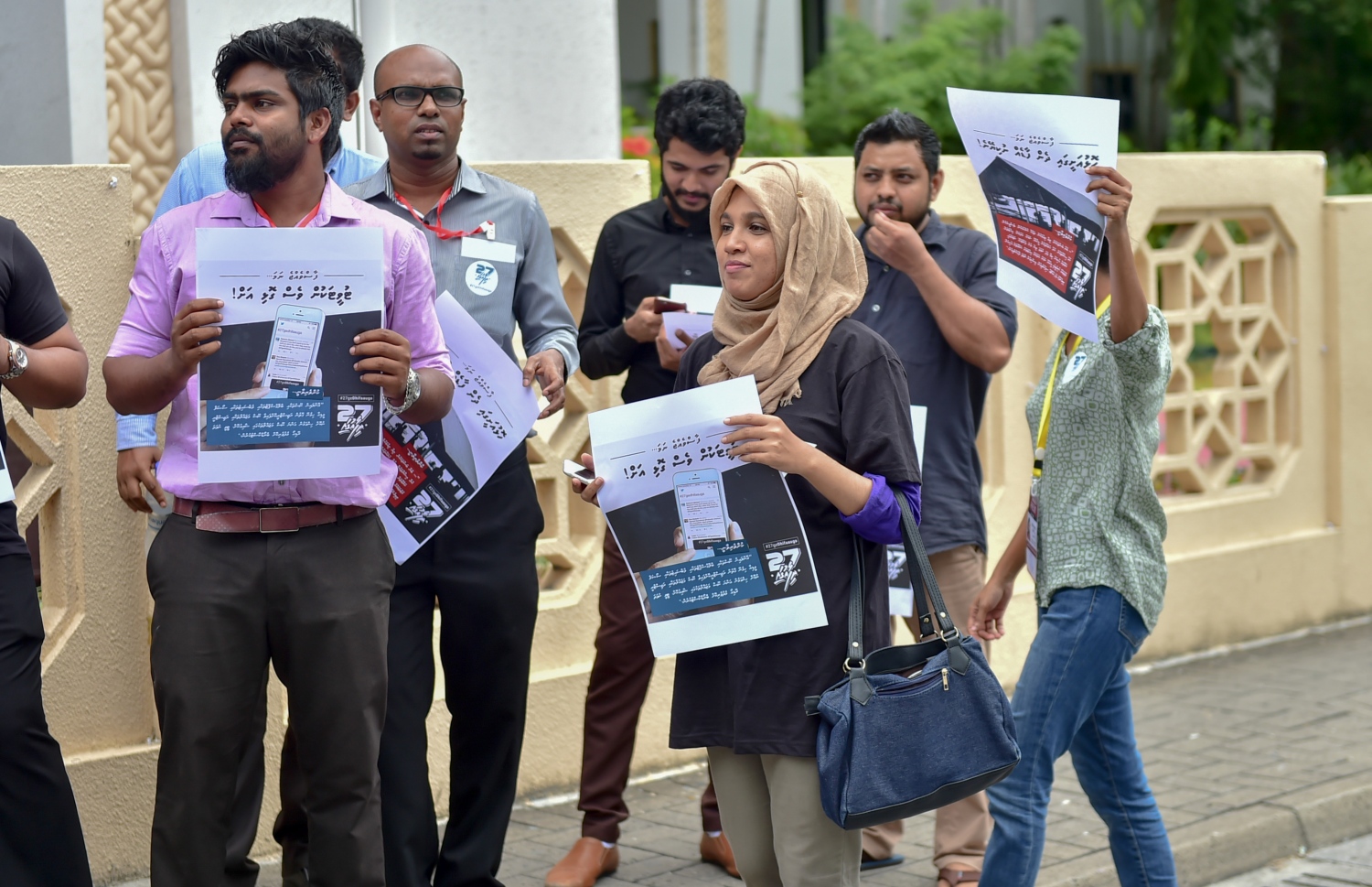 ހިޔާލު ފާޅު ކުރުން ހުއްޓުވާ ބިލް ފާސްކުރަން މަޖިލީހުގައި ވޯޓު ނަގަމުން ދިޔަ އިރު މަޖިލިސް ދޮށުގައި ނޫސްވެރިން ބިލާ ދެކޮޅަށް އަޑުއުފުލަނީ -- ފޮޓޯ: މުހައްމަދު ޝަރުހާން/މިހާރު