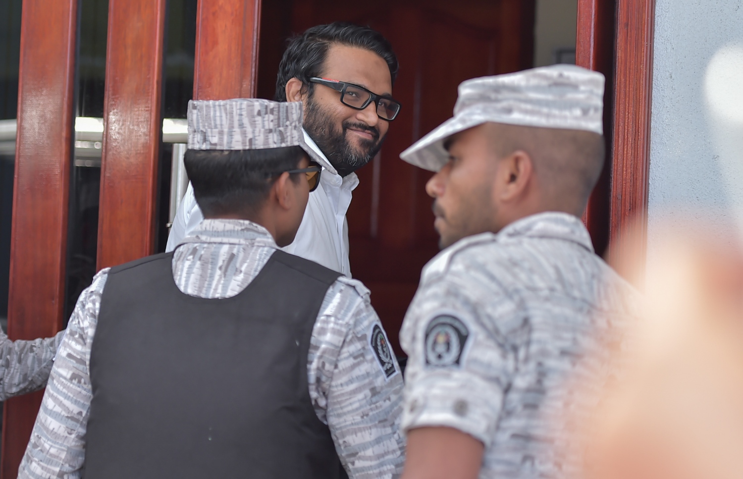 މިއަދުގެ އަޑުއެހުމަށް އަދީބު ކޯޓަށް ވައްދަނީ: އޭނާ މިހާރު ވެސް ދަނީ ދިގު ހުކުމެއް ތަންފީޒު ކުރަމުން --ފޮޓޯ/މިހާރު--މުހައްމަދު ޝަރުހާން