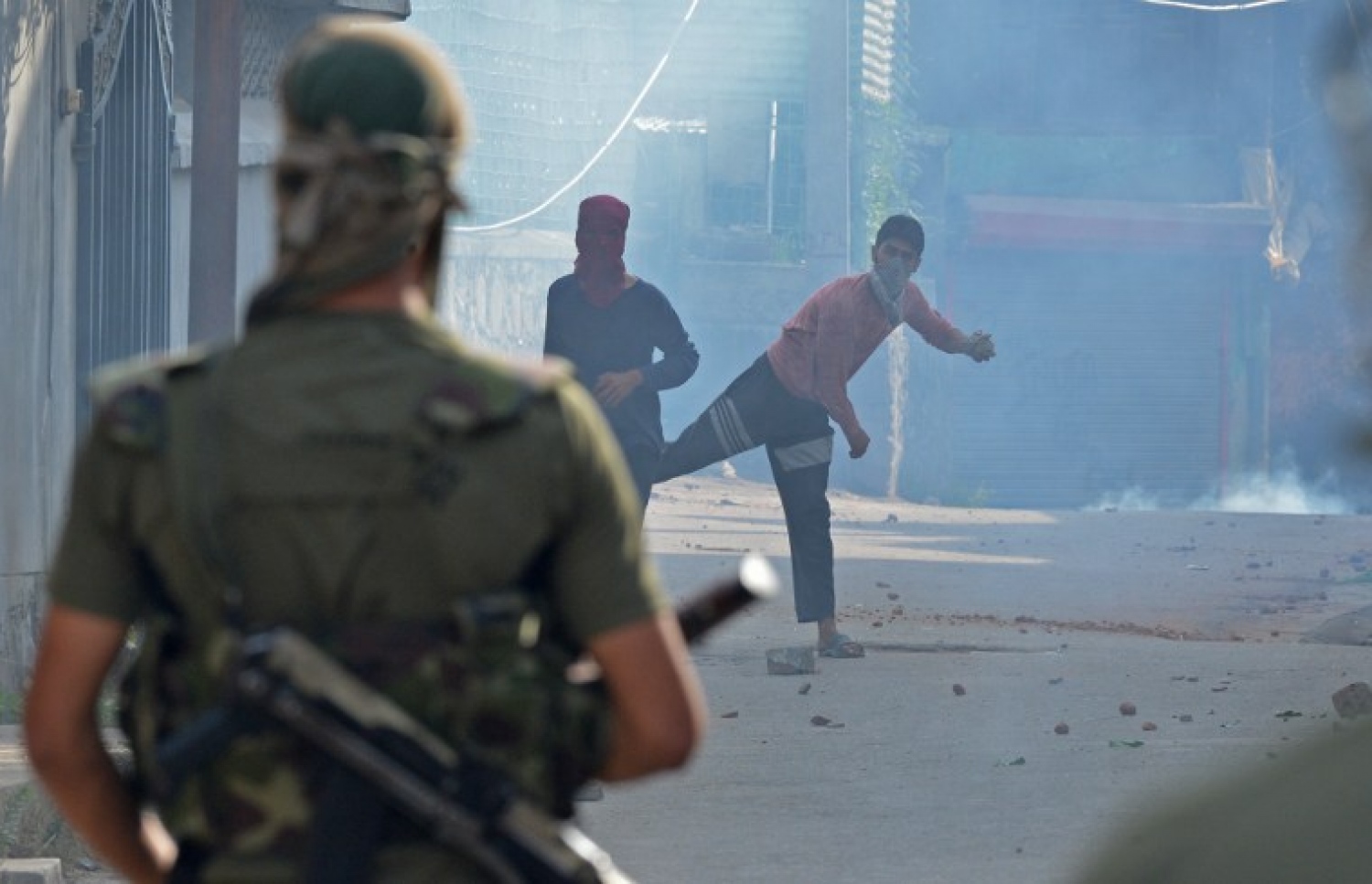 ކަޝްމީރުގައި މިހާރު ހިނގާ ހަމަނުޖެހުންތަކުގައި އާއްމުންގެ މީހަކު މަރުވުމާ ގުޅިގެން އިންޑިއާ ސިފައިންނާ ދިމާލަށް ގާ އުކަނީ. --ފޮޓޯ:އޭއެފްޕީ