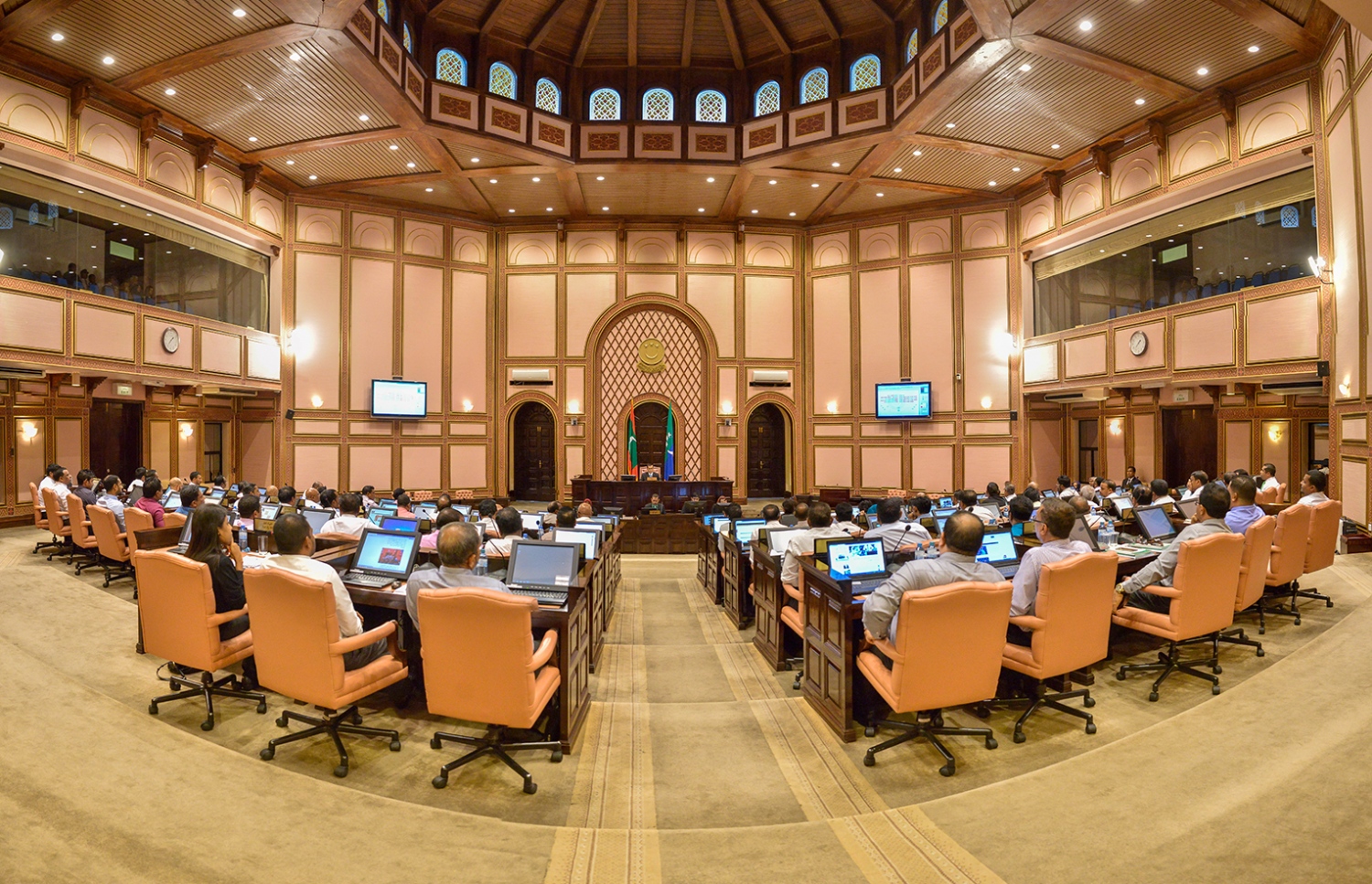 ރައްޔިތުންގެ މަޖިލީހުގެ މެމްބަރުން އިއްޔެގެ ޖަލްސާގައި ބައިވެރިވެވަޑައިގަންނަވަނީ. މަޖިލިސް މެމްބަރުން އިތުރު ނުވާ ގޮތް ހަދަން މަޖިލީހުގެ މިނިވަން މުއައްސަސާތަކުގެ ކޮމެޓީން ވަނީ ނިންމާފައި. - ފޮޓޯ: މަޖިލިސް