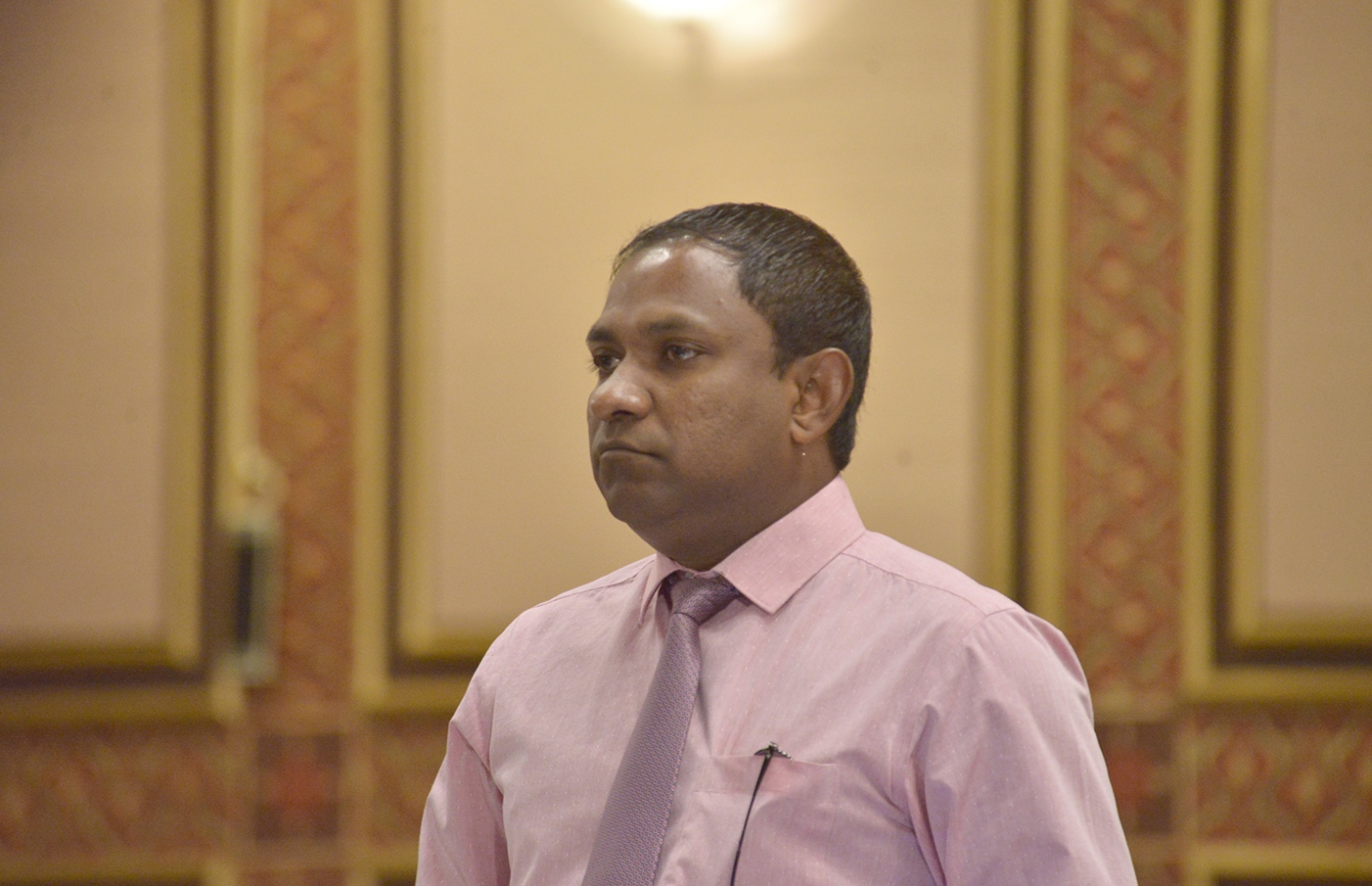 މަޖިލިހުގެ ޖަލްސާއެއްގައި މެމްބަރު ސައުދު ވާހަކަ ދައްކަވަނީ: ޕްރައިމަރީން ބަލިވާ މީހުންނަށް އަމިއްލަ ގޮތުން އިންތިހާބުތަކަށް ކުރިމަތި ނުލެވޭ ގޮތް ހަދަނީ ފިތުނައިން ސަލާމަތް ކުރުމަށް ކަމަށް ވިދާޅުވި.---ފޮޓޯ: މަޖިލިސް