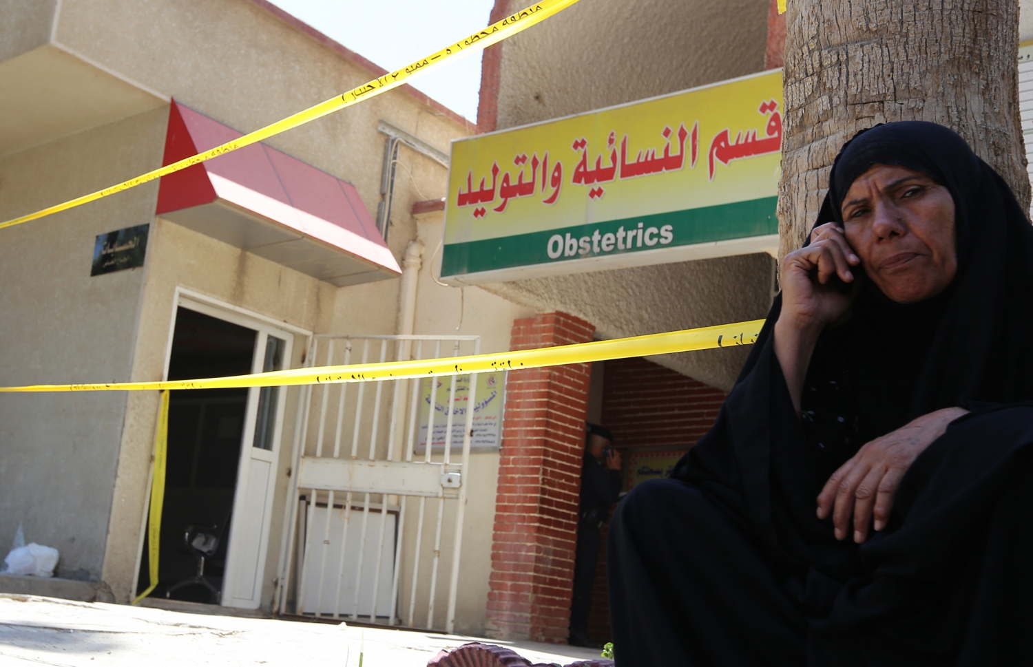 އަލިފާނުގެ ހާދިސާ ހިނގި ބަޣުދާދުގެ ޔަރުމޫކް ހޮސްޕިޓަލުގެ ބޭރުގައި އަންހެނަކު ފޯނުން ވާހަކަ ދައްކަނީ. --ފޮޓޯ:އޭއެފްޕީ