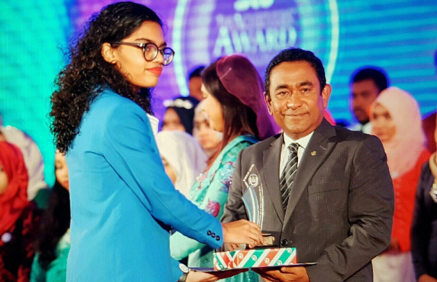 އޯލެވެލް އިމްތިހާނުން މަތީ ވަނަތައް ހާސިލްކުރި ދަރިވަރުންގެ ތެރެއިން ދަރިވަރަކަށް ރައީސް އަބްދުﷲ ޔާމީން އިނާމު ހަވާލުކުރައްވަނީ. -- ފޮޓޯ: ރައީސް އޮފީސް