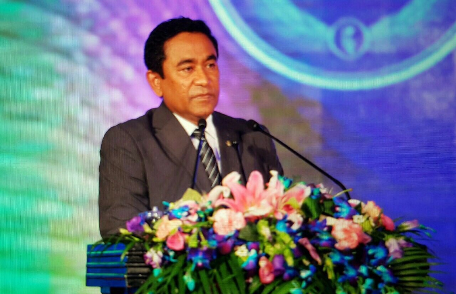 އޯލެވެލް އިމްތިހާނުގެ މަތީ ވަނަތައް ހޯދި ދަރިވަރުންނަށް އިނާމު ދިނުމަށް ބޭއްވި ޖަލްސާގައި ރައީސް އަބްދުﷲ ޔާމީން ވާހަކަ ދައްކަވަނީ. -- ފޮޓޯ: ރައީސް އޮފީސް