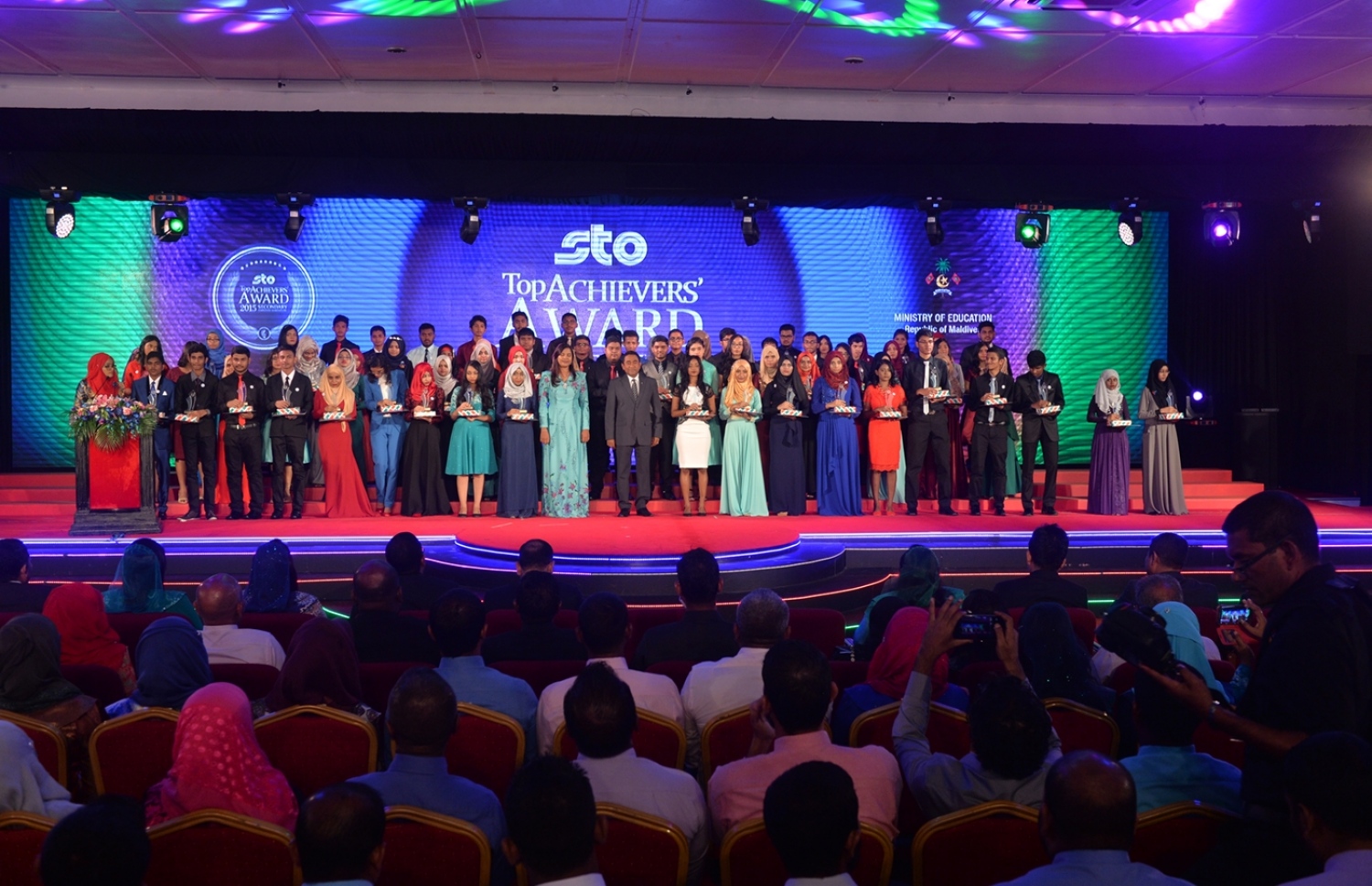 އޯ ލެވެލް ގަދަ ދިހައެއްގެ ރަން ވަނަތައް ހާސިލްކުރި ދަރިވަރުންނަށް އިނާމު ދިނުމަށް ދަރުބާރުގޭގައި ބޭއްވި ރަސްމިއްޔާތުގައި، ރައީސް ޔާމިން އަދި އެޑިއުކޭޝަން މިނިސްޓަރު އައިޝަތު ޝިހާމް އާއެކު ވަނަތައް ހާސިލްކުރި ދަރިވަރުން ފޮޓޯއަކަށް ހުއްޓިލައިގެން:.-- ފޮޓޯ: ރައީސް އޮފީސް