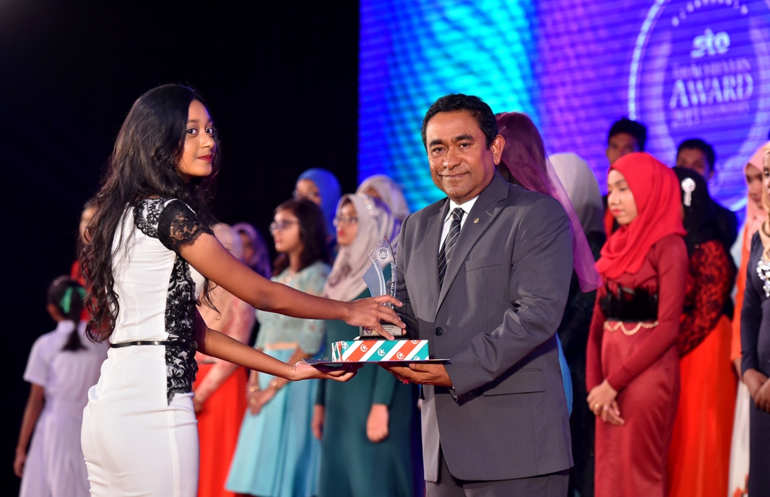 2015 ވަނަ އަހަރުގެ އޯލެވެލްގެ ގަދަ ދިހައެއްގައި ހިމެނުން ދަރިވަރަކަށް ރައީސް ޔާމީން އިނާމު ހަވާލުކުރައްވަނީ: މިދިޔަ އަހަރުގެ އޯލެވެލްގެ ގަދަ ދިހައެއްގައި 600 އަށް ވުރެ ގިނަ ދަރިވަރުން ހިމެނިފައިވޭ.-- ފޮޓޯ: ރައީސް އޮފީސް