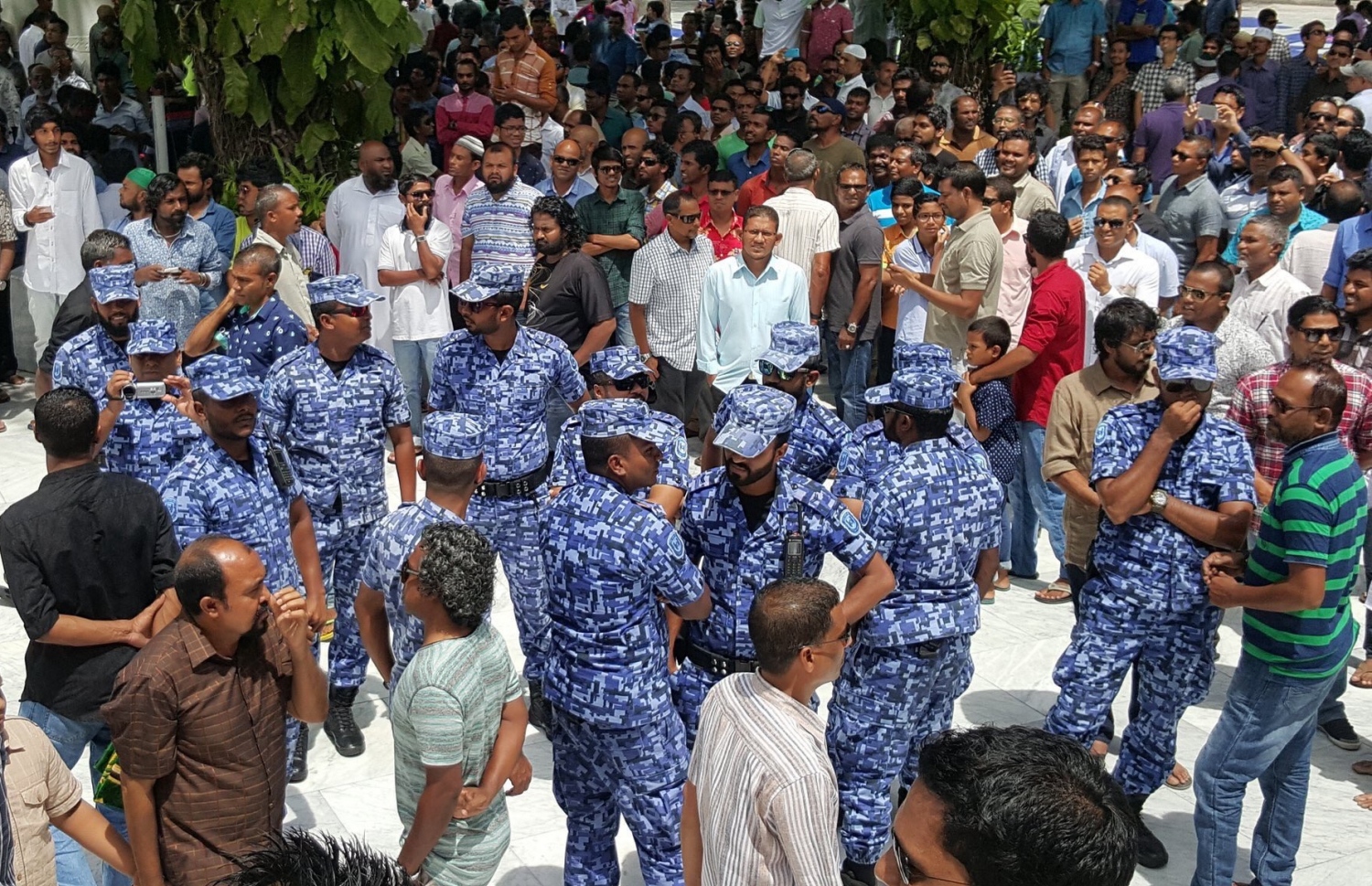 އިދިކޮޅު ފަރާތްތަކުން އިސްލާމީ މަރުކަޒުގެ ބޭރުގައި ދުއާ ކުރާއިރު ފުލުހުން އެ ސަރަހައްދުގައި ހަރަކާތްތެރިވަނީ. ސިފައިންނާއި ފުލުހުން ސިޔާސީ ނުފޫޒުން ސަލާމަތް ކުރުމަކީ މުހިންމު ކަމެއް. ފޮޓޯ މިހާރު