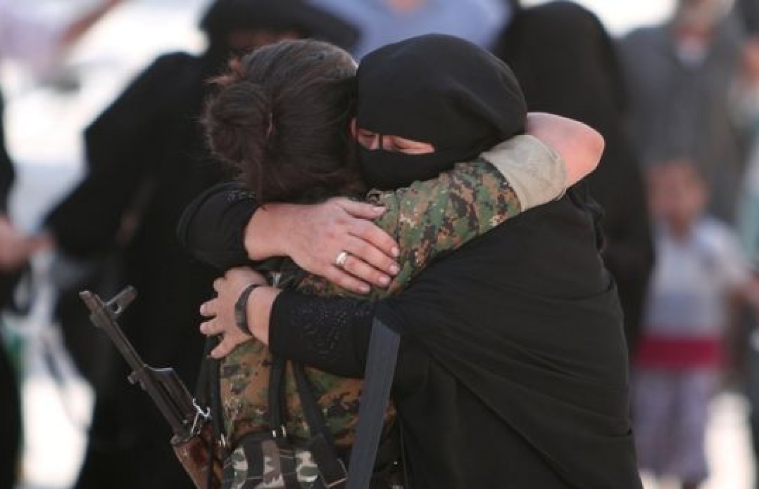 އައިއެސްގެ އަތް ދަށުން މަންބިިޖު މިނިވަންވުމާ އެކު އުފާ ފާޅު ކުރަނީ. --ފޮޓޯ:ރޮއިޓާސް