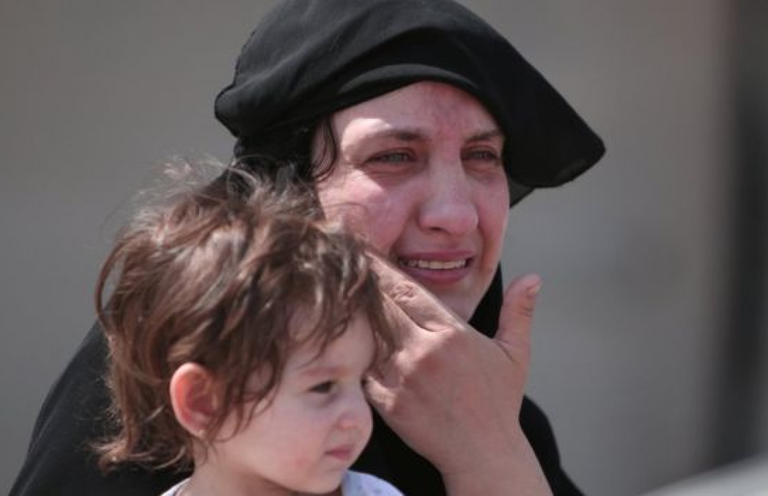 އައިއެސްގެ އަތް ދަށުން މަންބިިޖު މިނިވަންވުމާ އެކު އުފާ ފާޅު ކުރަނީ. --ފޮޓޯ:ރޮއިޓާސް