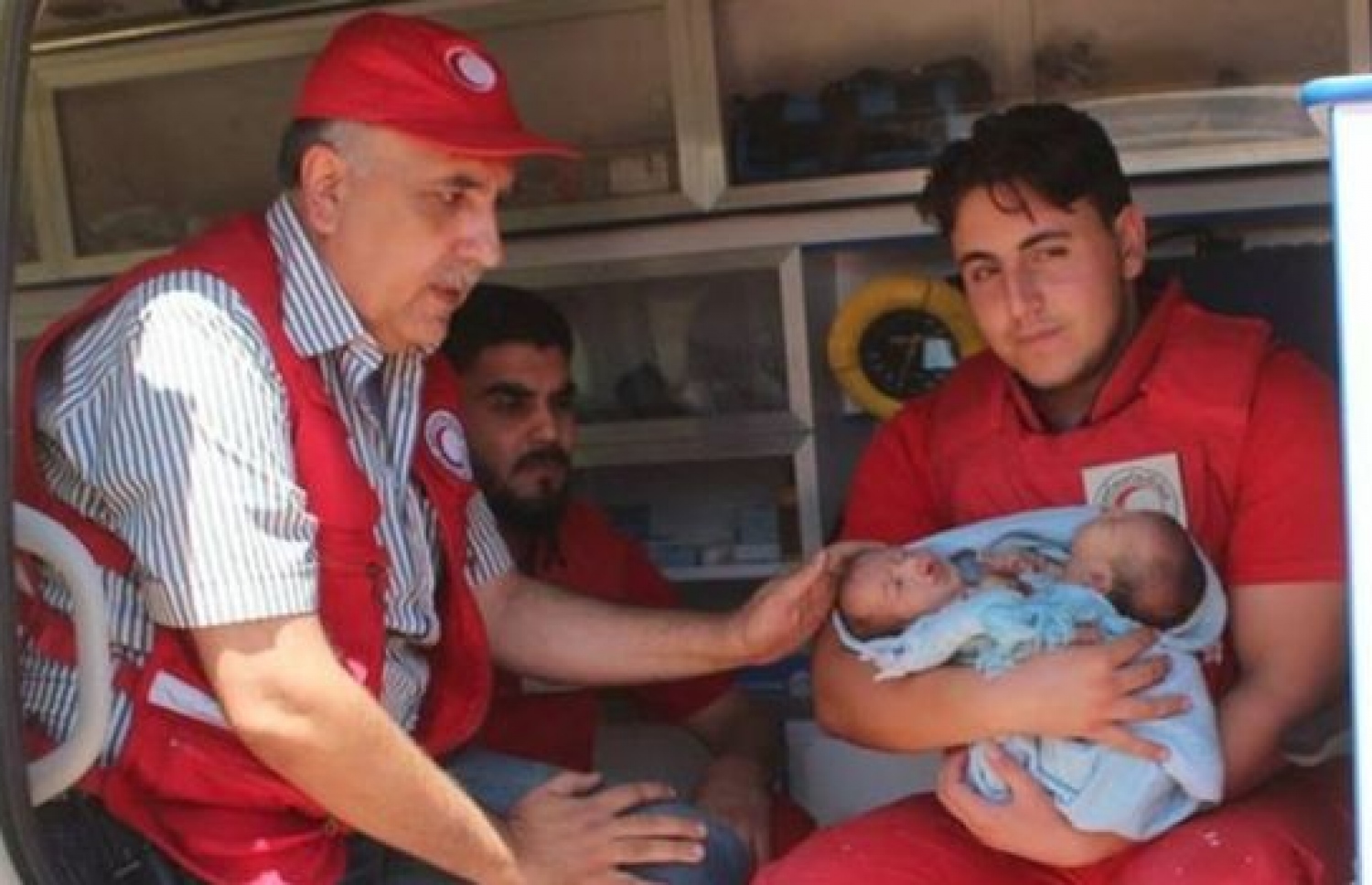 ސީރިއާގައި އެއް ހަށިގަނޑުން ގުޅިފައިވާ ދެ ކުދިންނަށް އެ ގައުމުގެ ރެޑް ކްރެސެންޓުން ފަރުވާ ދެނީ. --ފޮޓޯ:ސީރިއަން ރެޑް ކްރެސެންޓް