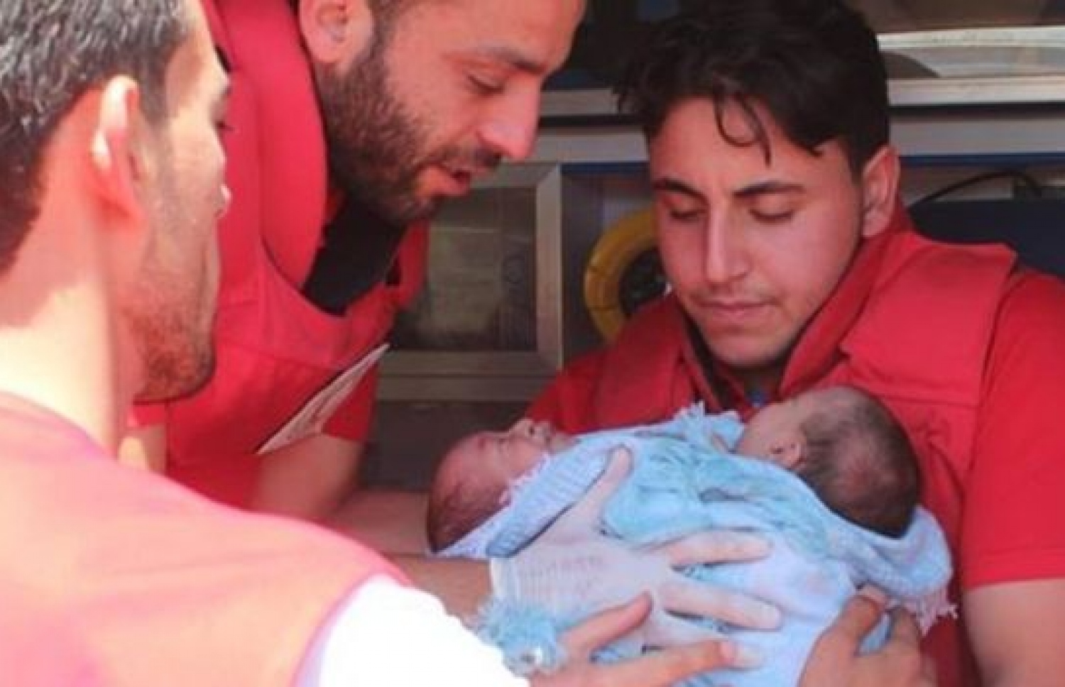 ސީރިއާގައި އެއް ހަށިގަނޑުން ގުޅިފައިވާ ދެ ކުދިންނަށް އެ ގައުމުގެ ރެޑް ކްރެސެންޓުން ފަރުވާ ދެނީ. --ފޮޓޯ:ސީރިއަން ރެޑް ކްރެސެންޓް