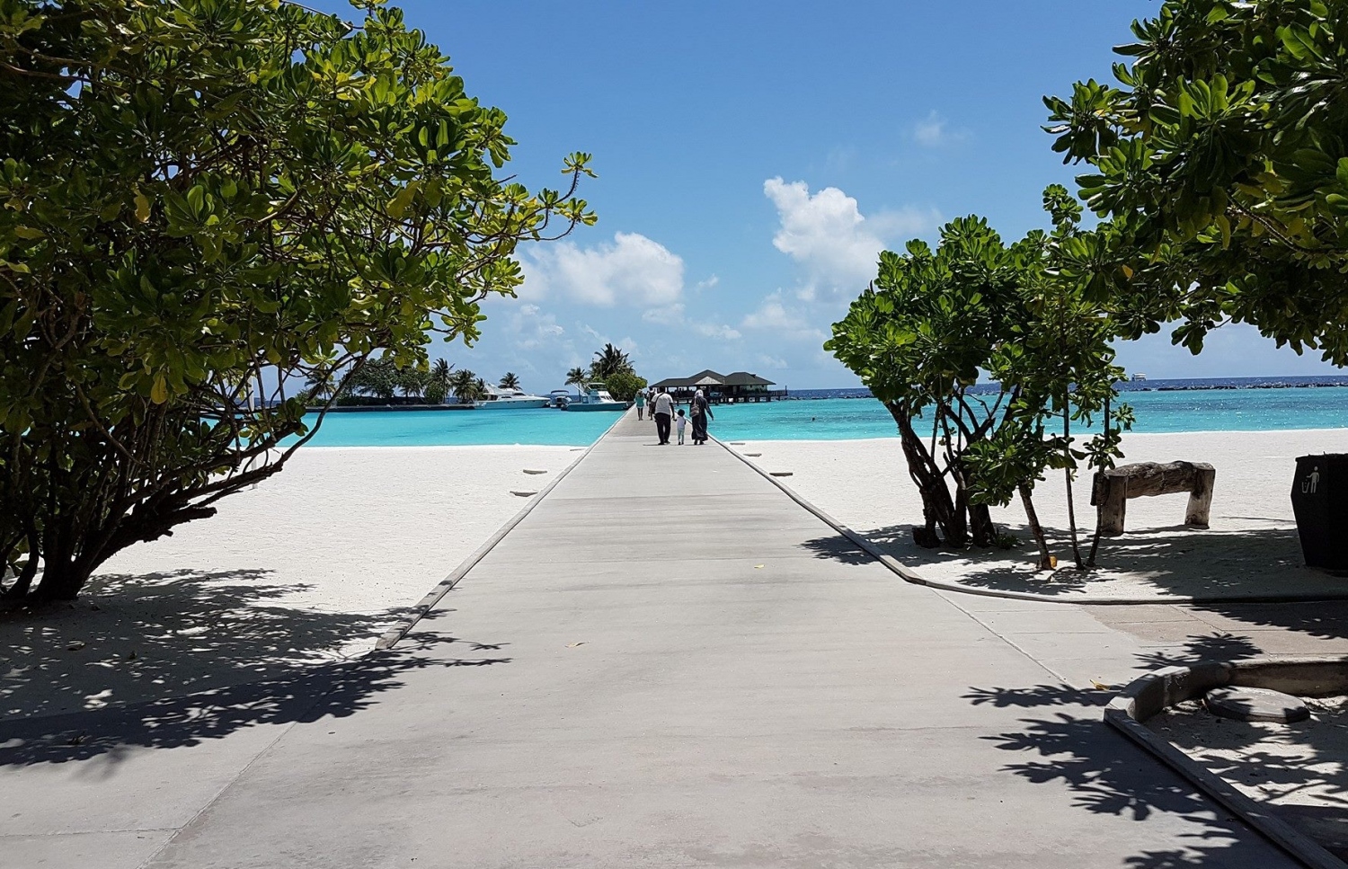 ޕެރަޑައިސް އައިލެންޑް ރިސޯޓުގެ ޖެޓީ މަތިން ބަޔަކު ހިނގާފައި ދަނީ: ދިވެހިންގެ ގިނަ ބަޔަކު މި ރިސޯޓްގައި މިހާރު ޗުއްޓީ ހޭދަކުރޭ --ފޮޓޯ: ޕެރަޑައިސް