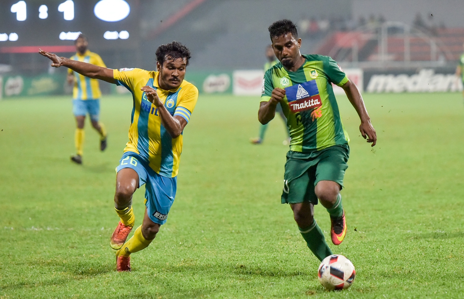 އުރީދޫ ދިވެހި ޕްރިމިއާ ލީގުގައި މާޒިޔާގެ ދަގަނޑޭ (ކ) ވެލެންސިއާގެ ޝާފީ ކައިރިން ބޯޅަ ހިފައިގެންދާން މަސައްކަތް ކުރަނީ. -- ފޮޓޯ: ނިޝާން އަލީ/ މިހާރު