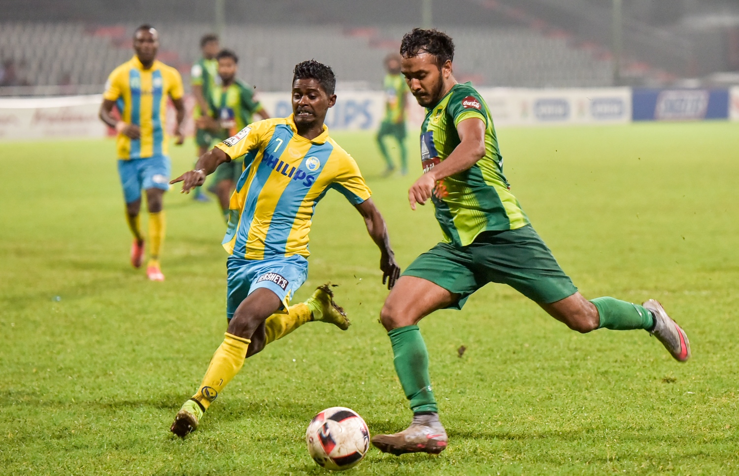 އުރީދޫ ދިވެހި ޕްރިމިއާ ލީގުގައި މިރޭ މާޒިޔާގެ އީސަ (ކ) ވެލެންސިއާގެ ރިލޭ ކައިރިން ބޯޅަ ފޮނުވާލަން މަސައްކަތް ކުރަނީ.-- ފޮޓޯ: ނިޝާން އަލީ/ މިހާރު