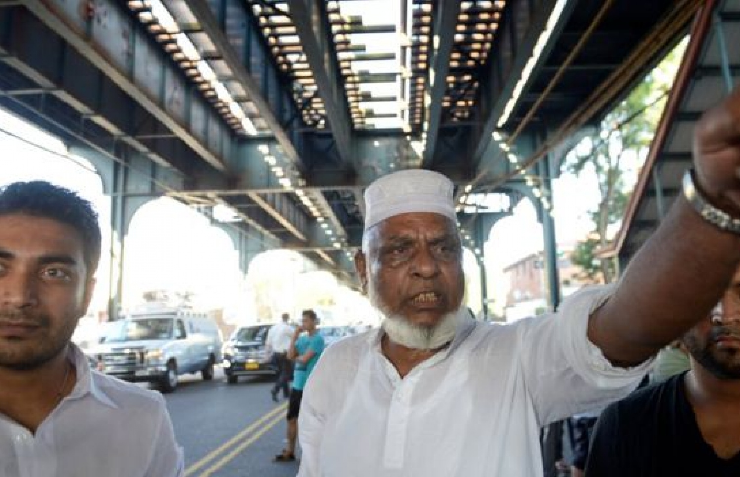 އިމާމް އަކޮންޖީ ގަޔަށް ބަޑި ޖެހިތަނުގައި ވަނީ ހިތްހަމަނުޖެހުން ފާޅު ކުރަން ފަށާފައި. --ފޮޓޯ:ރޮއިޓާސް