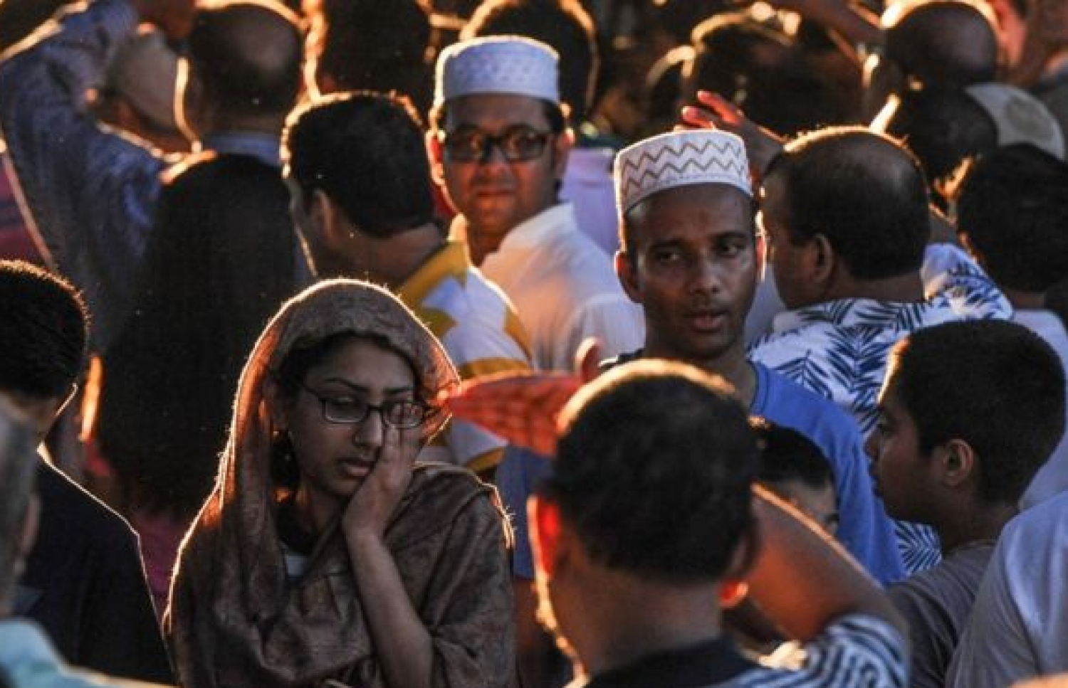 އިމާމު މަރާލުމާ ގުޅިގެން ނިއު ޔޯކުގައި އުޅޭ ބަންގްލަދޭޝްގެ މުސްލިމުން ދަނީ ހިތްހަމަޖެހުން ފާޅު ކުރަމުން. --ފޮޓޯ:ރޮއިޓާސް