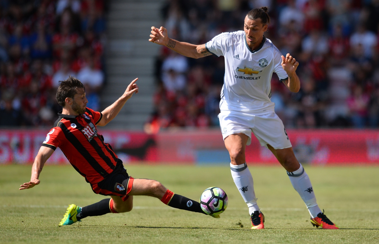 ބޯންމައުތުގެ އާޓާ (ވ) ކައިިރިން ޔުނައިޓެޑްގެ އިބްރަހިމޮވިޗް ބޯޅަ ހިފައިގެންދަނީ.-- ފޮޓޯ: އޭއެފްޕީ