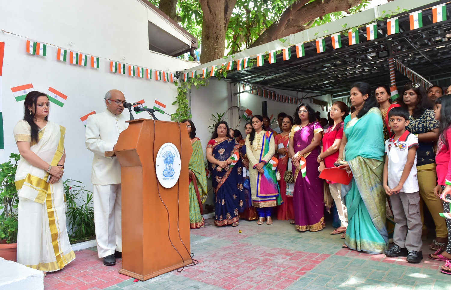 އިންޑިއާގެ މިނިވަން ދުވަހުގެ މުނާސަބަތުގައި މިއަދު ބޭއްވި ރަސްމިއްޔާތުގައި އިންޑިއާ ސަފީރު މިޝްރާ ވާހަކަ ދައްކަވަނީ.-- ފޮޓޯ: މުހައްމަދު ޝަރުހާން/ މިހާރު